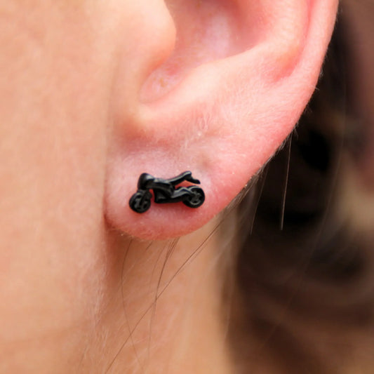 Boucles d'oreilles spéciales casque en acier inoxydable. Symbole moto sportive