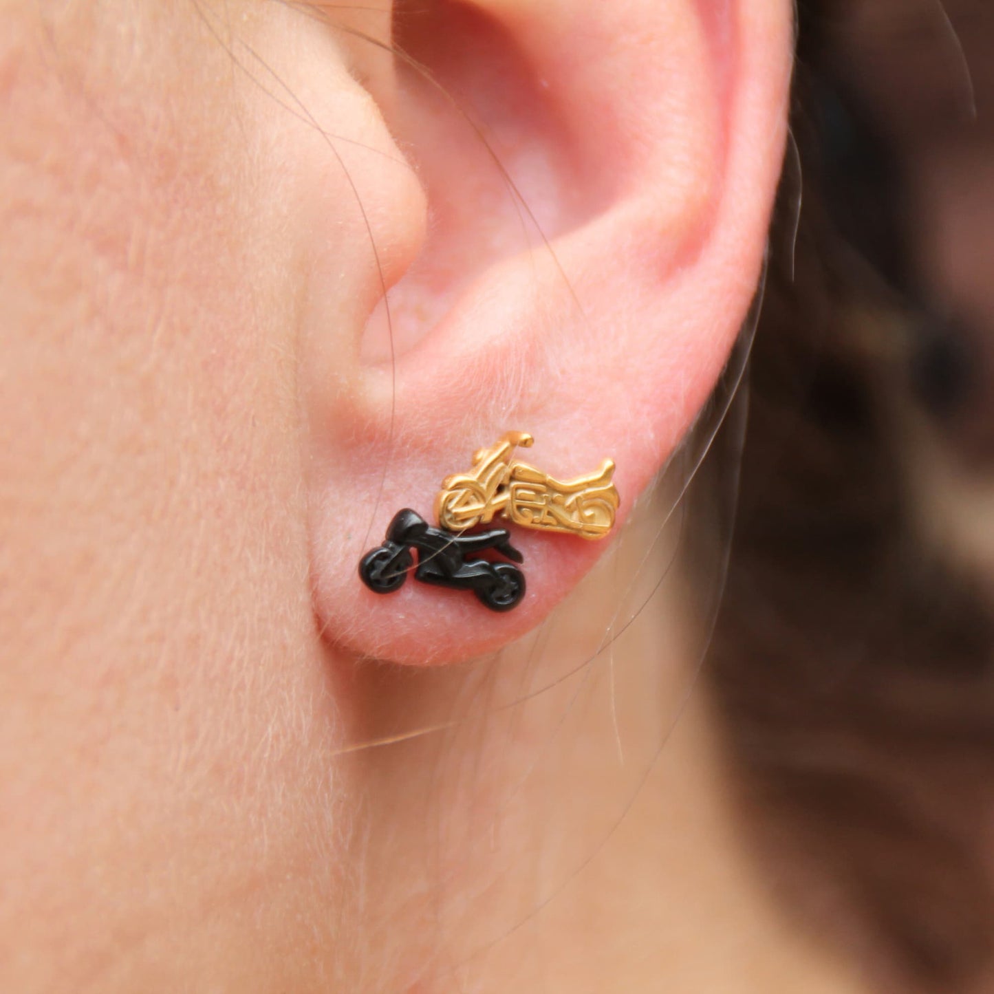 Duo de boucles d'oreilles spéciales casque en acier. Moto custom dorée ou moto sportive noire.