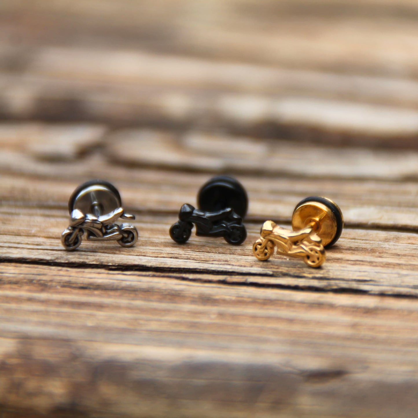 Trio de boucles d'oreilles spéciales casque en acier. Symbole moto sportive