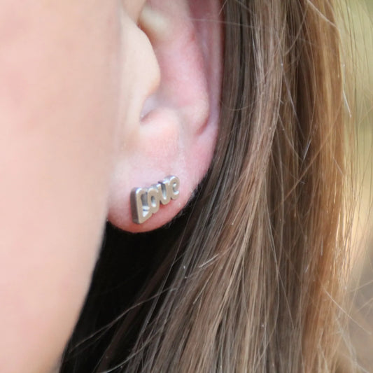 Boucles d'oreilles puces en acier inox LOVE idéales pour motarde.