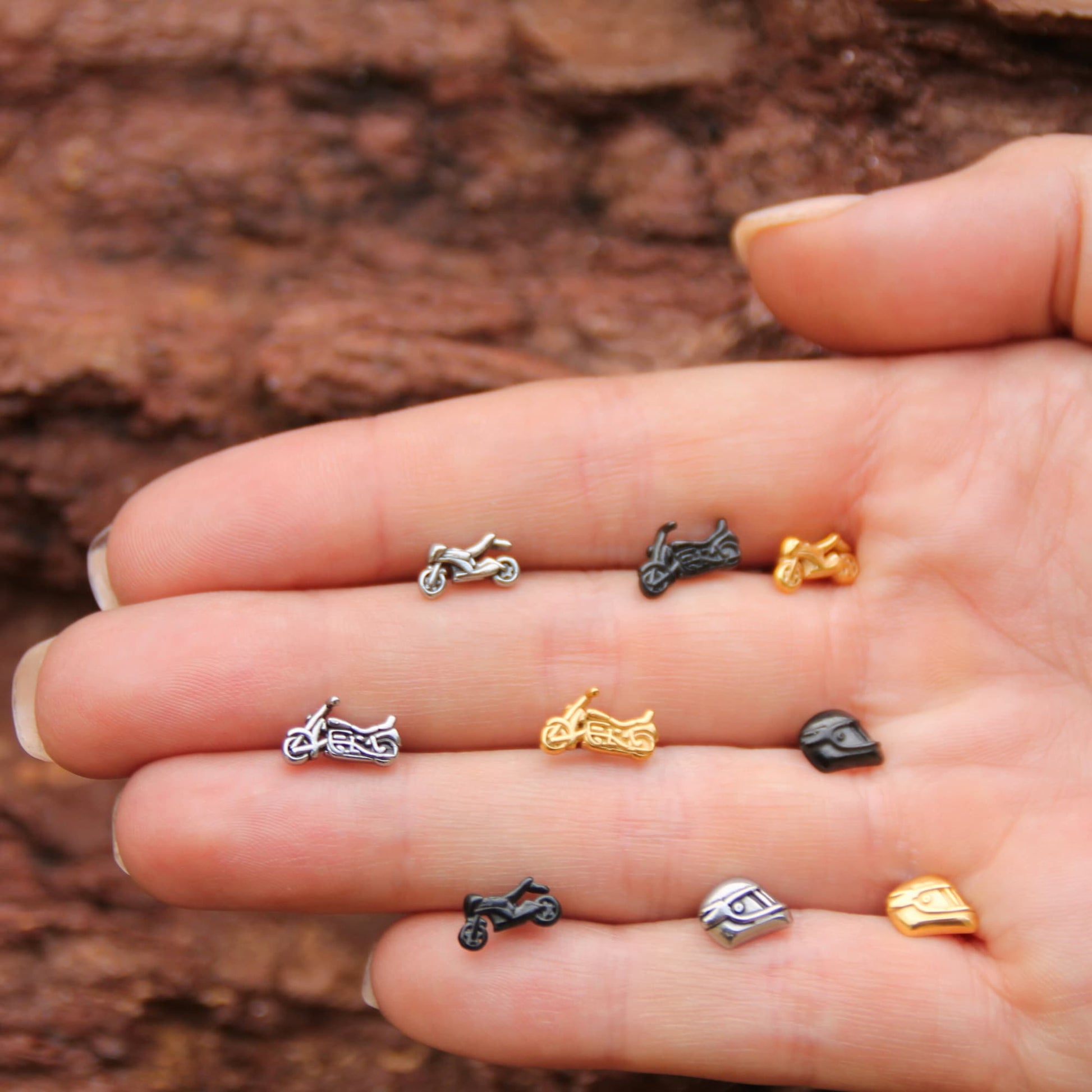 Photo d'ambiance des boucles  d'oreilles spéciales casque de moto en acier.