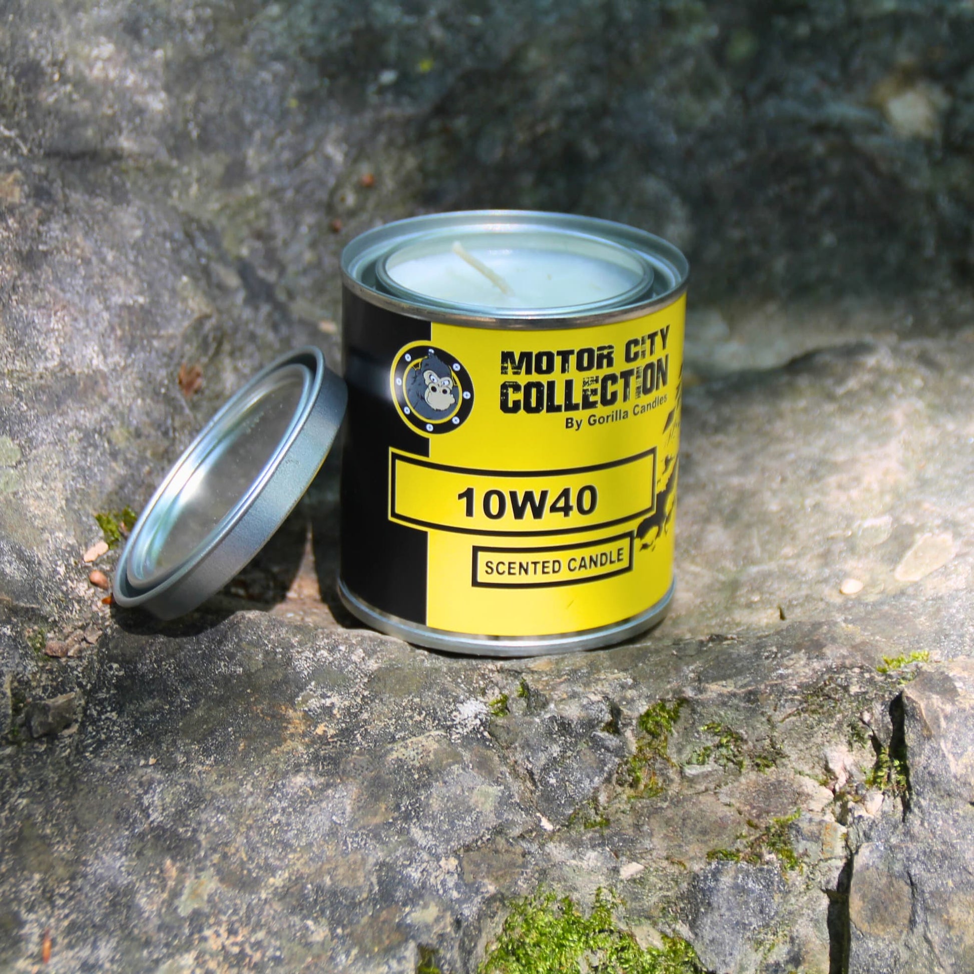 Bougie parfumée 10W40 en cire de soja, 230g, pot ouvert avec mèche apparente.