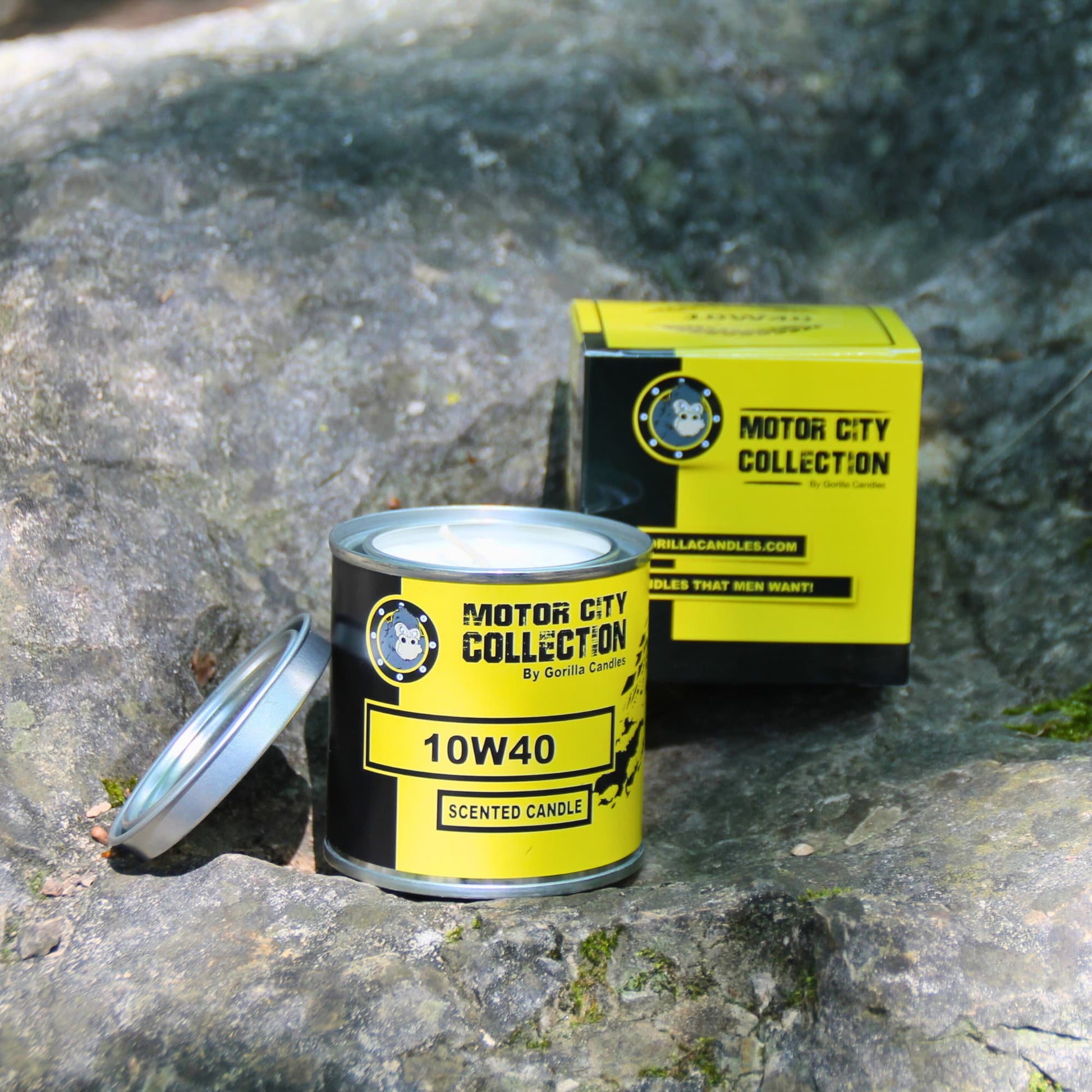 Bougie parfumée 10W40 en cire de soja, 230g, présentée ouverte avec sa boîte d’emballage.