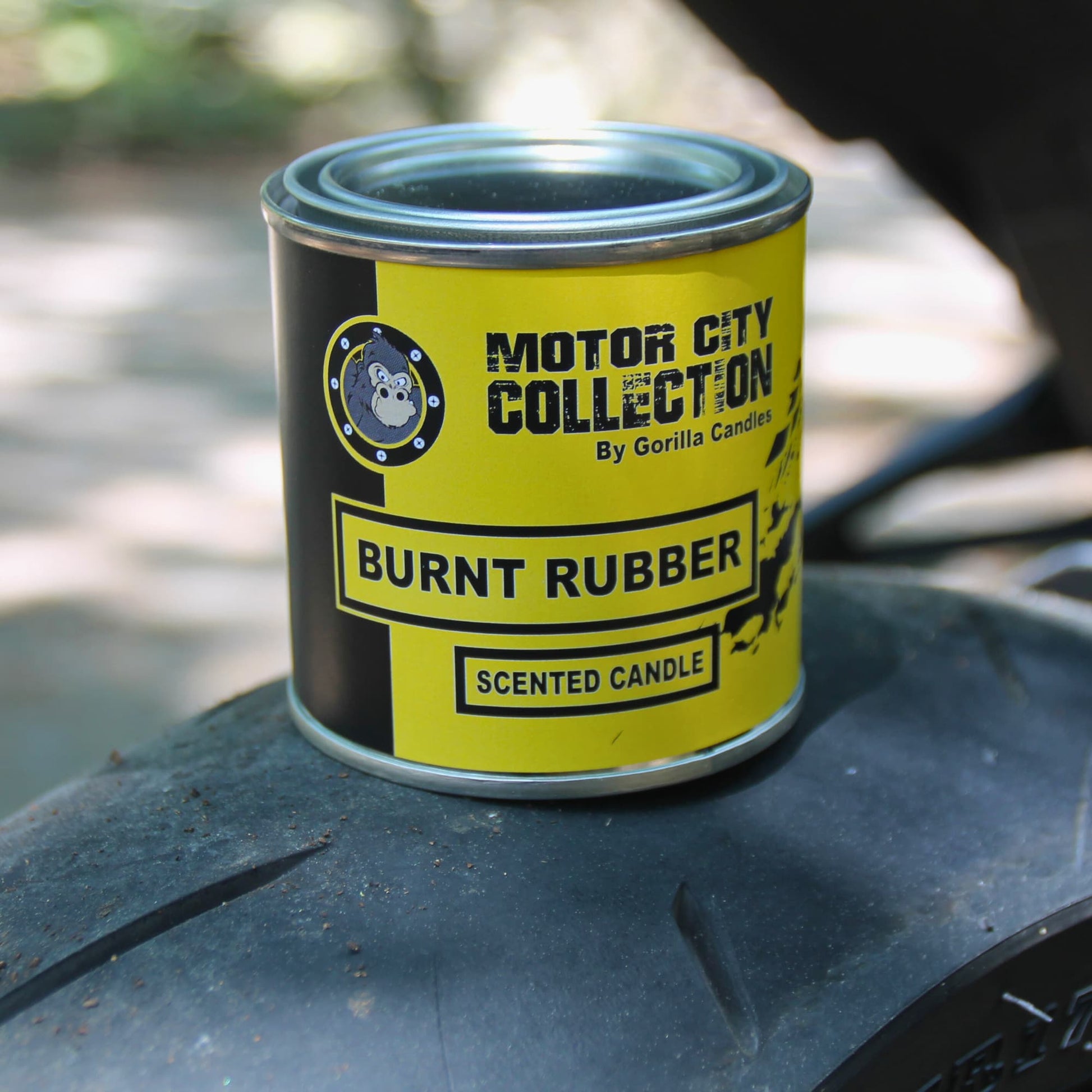 Bougie parfumée à la cire de soja, 230 grammes, senteur pneu brûlé.