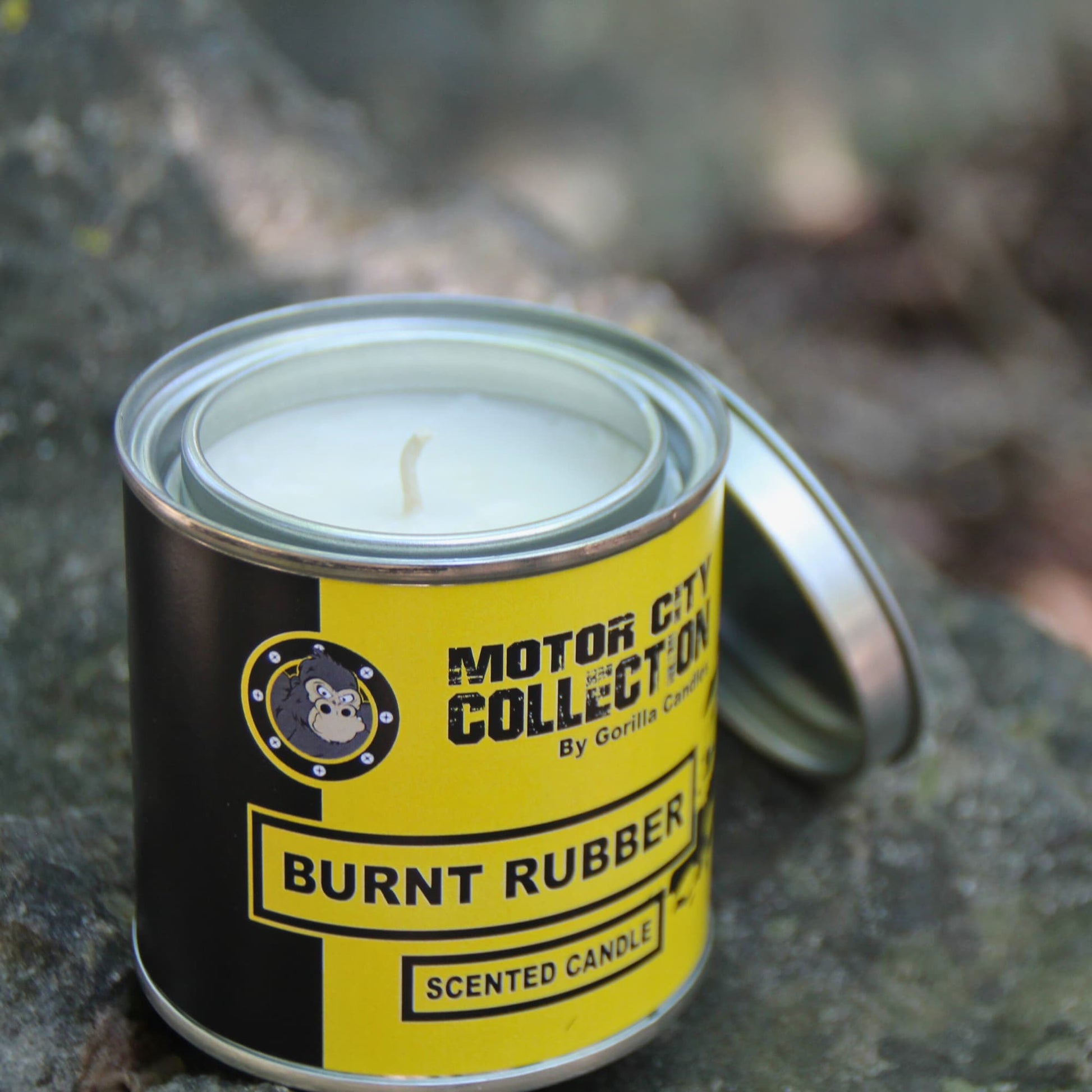 Bougie parfumée 230g à base de cire de soja, senteur pneu brûlé.