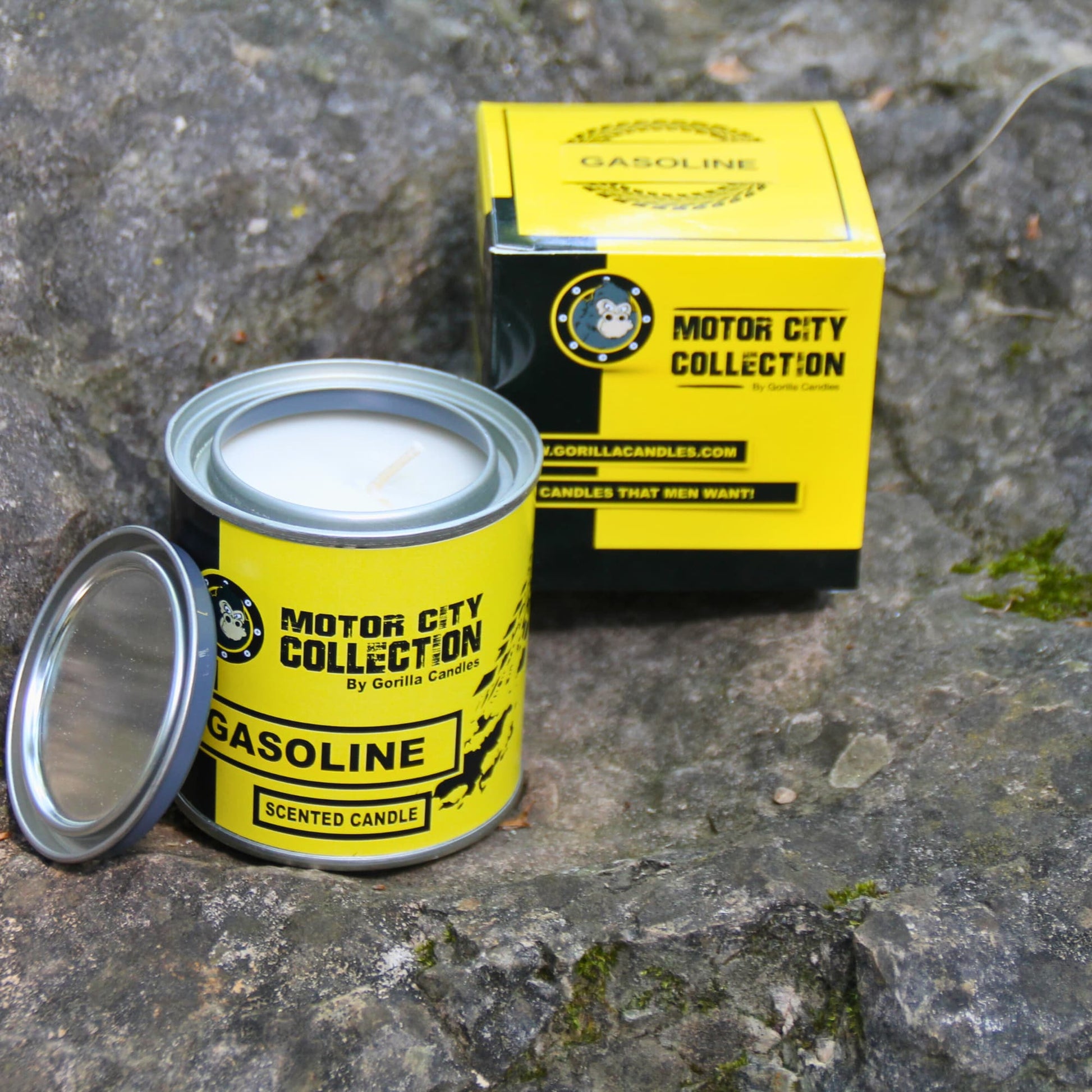 Bougie parfumée à la cire de soja, 230 grammes, senteur essence et sa boite.