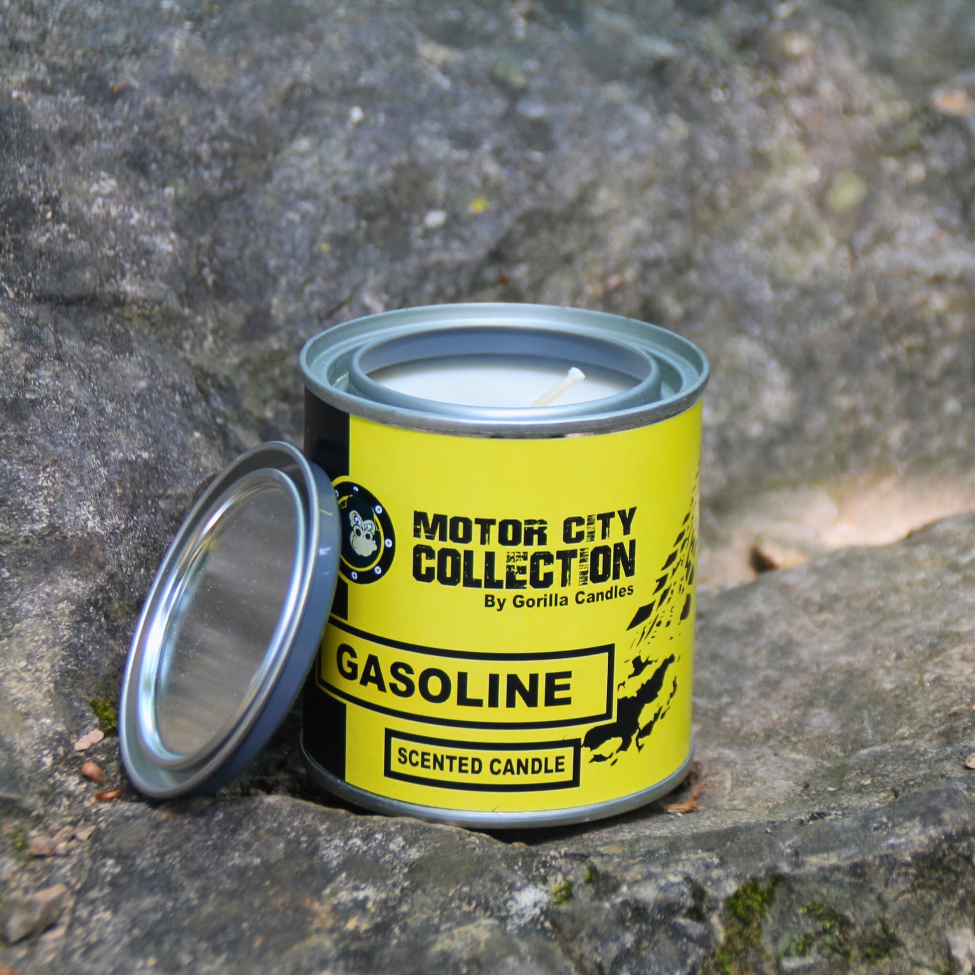 Bougie artisanale en cire de soja, poids 230g, parfum essence dans un pot en métal.