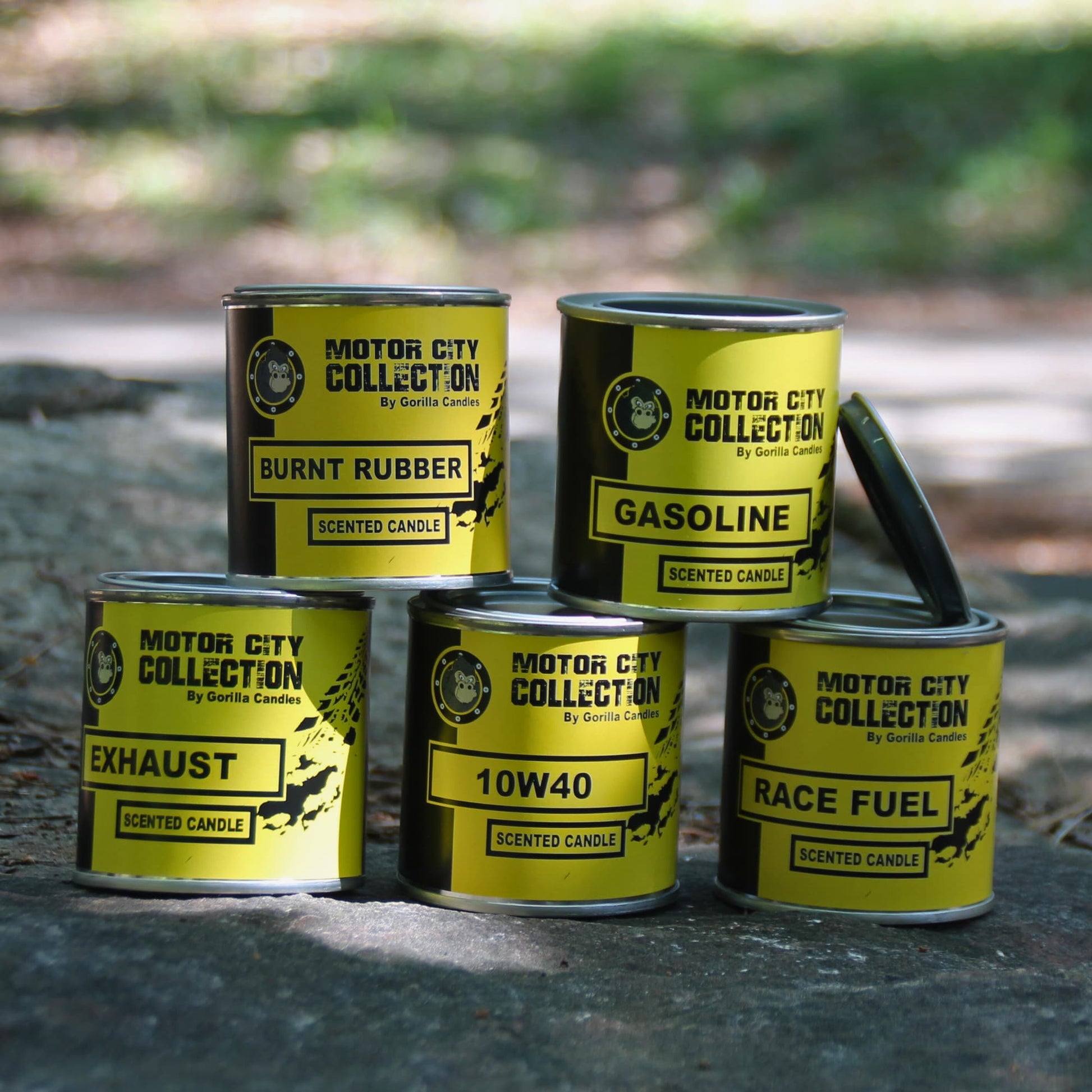 Ensemble de cinq bougies parfumées à la cire de soja, 230g chacune, gamme mécanique aux senteurs inspirées du monde automobile.