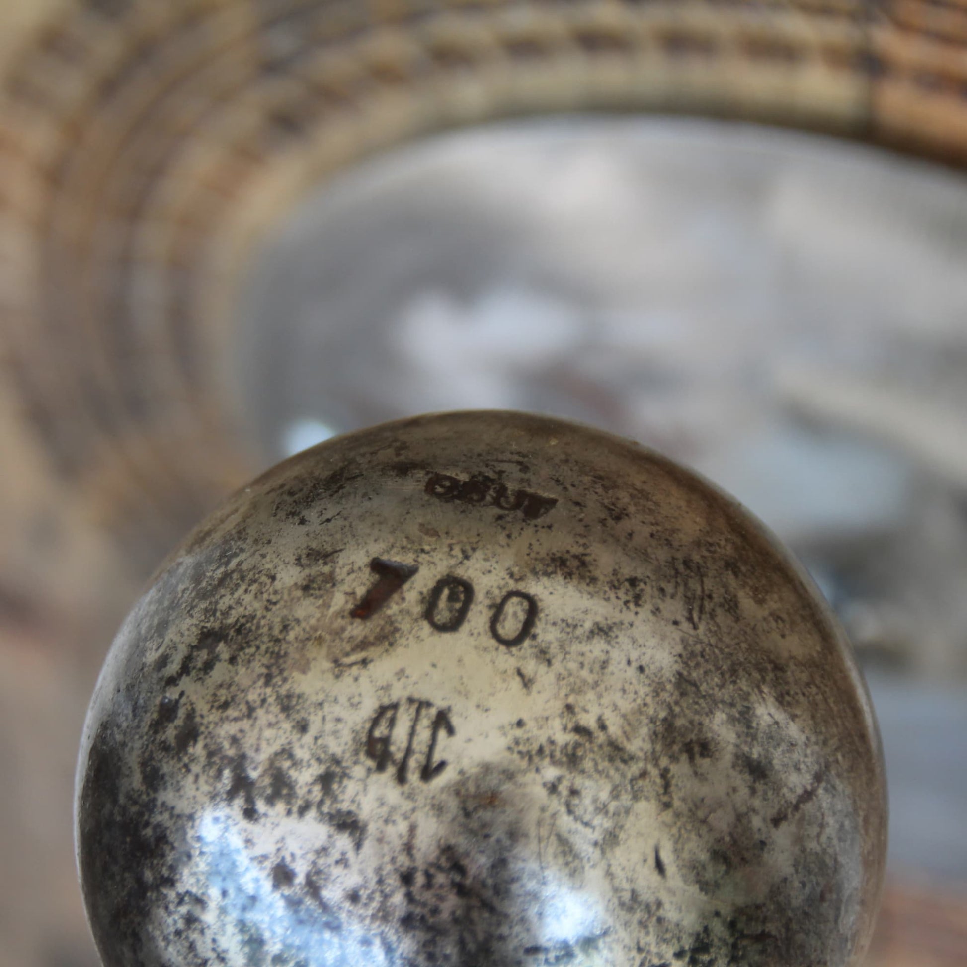 Zoom sur le détail boule de pétanque du Support de casque moto duo pour déposer son casque