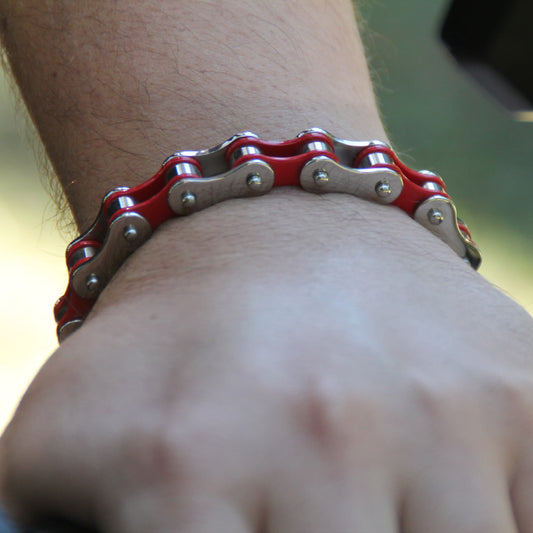 Zoom sur le Bracelet chaine de moto en acier inoxydable couleur rouge et acier
