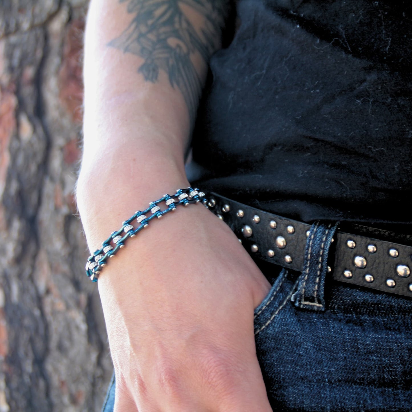 Bracelet femme mini'z chaine moto en acier inoxydable. Bleu et acier, avec inscrustation d'oxydes de zirconnium pour une touche raffiné.