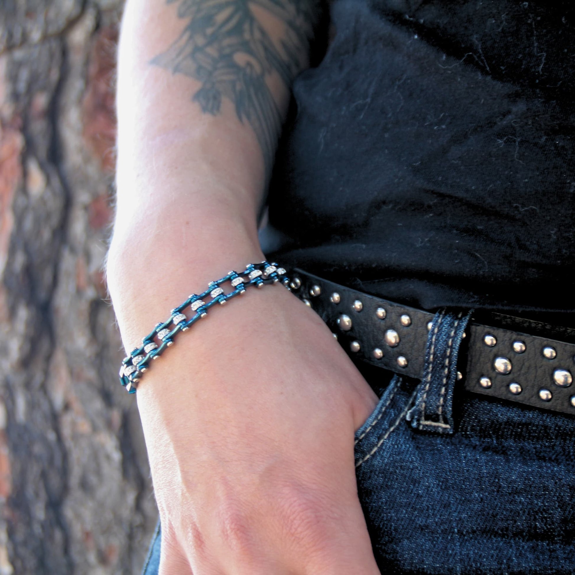 Bracelet femme mini'z chaine moto en acier inoxydable. Bleu et acier, avec inscrustation d'oxydes de zirconnium pour une touche raffiné.