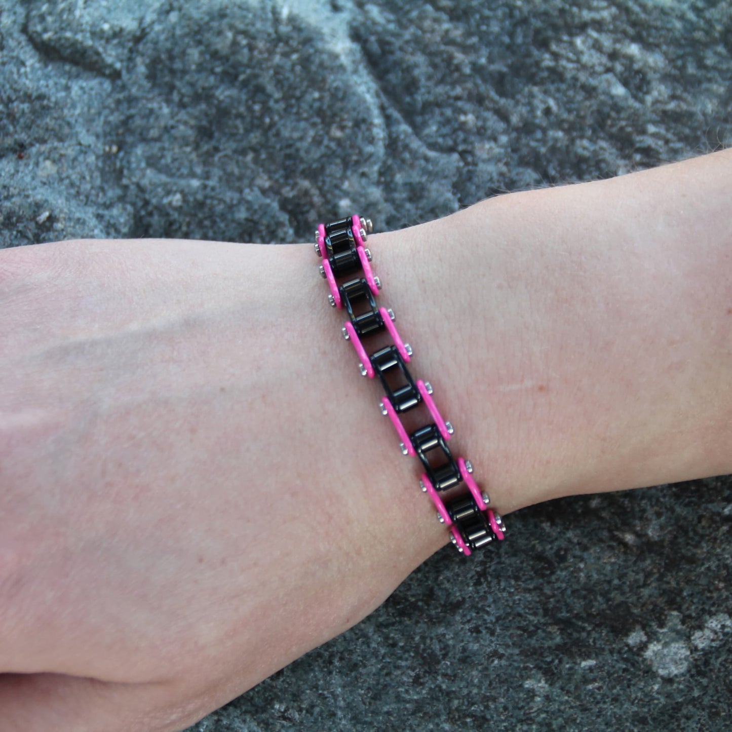 Bracelet chaine Mini'z femme rose et noir en acier inoxydable. Bijou parfait pour motarde