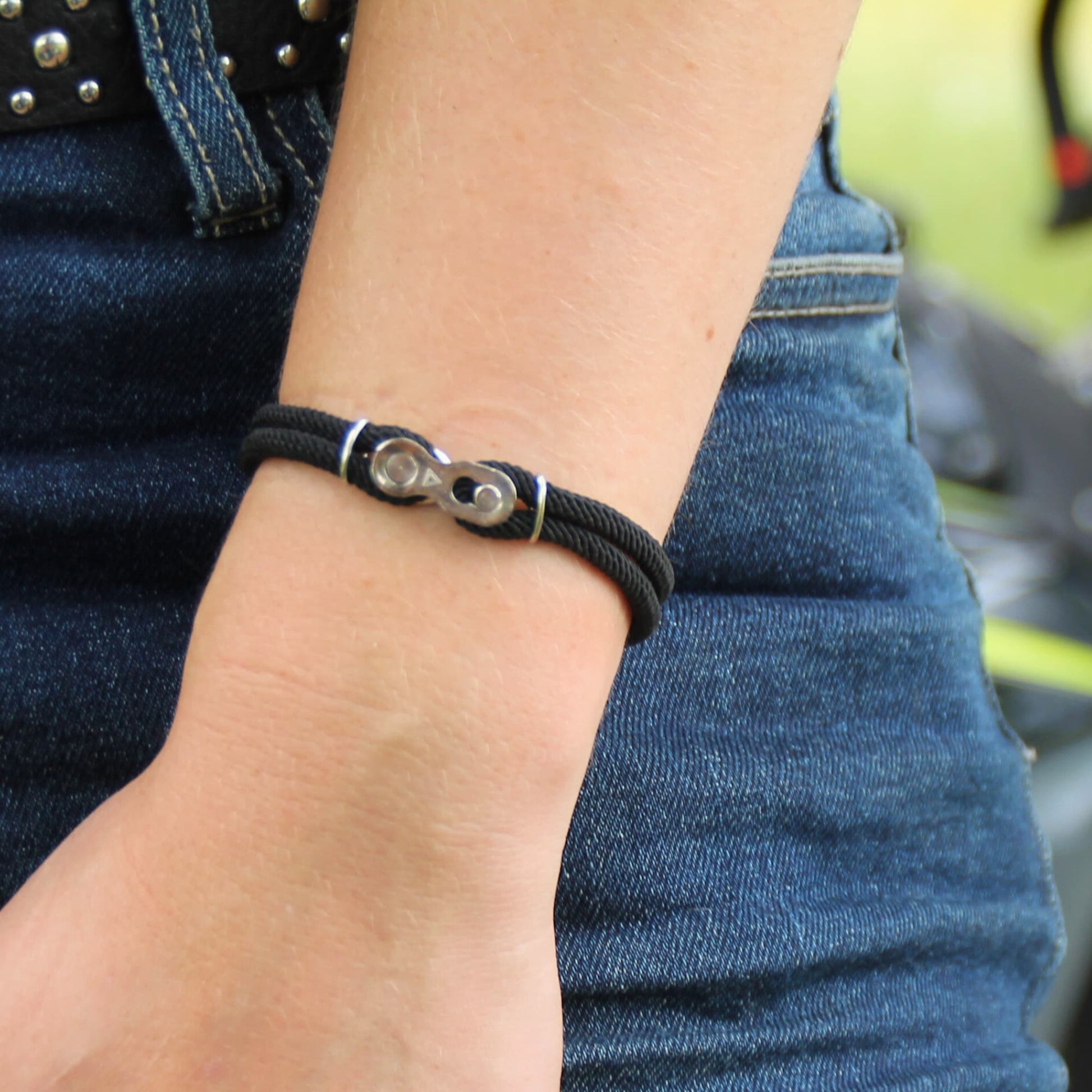 Bracelet cordon maillon de chaine noir.