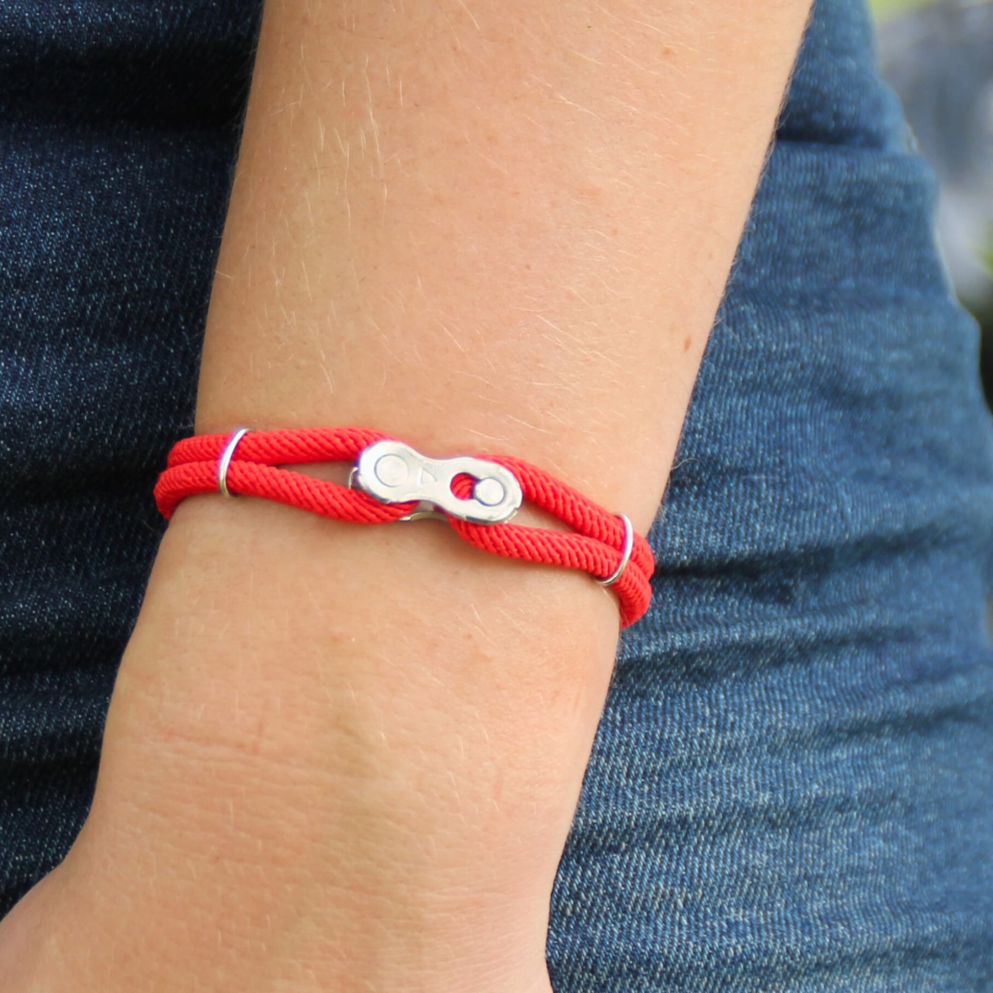 Bracelet cordon maillon de chaine rouge.