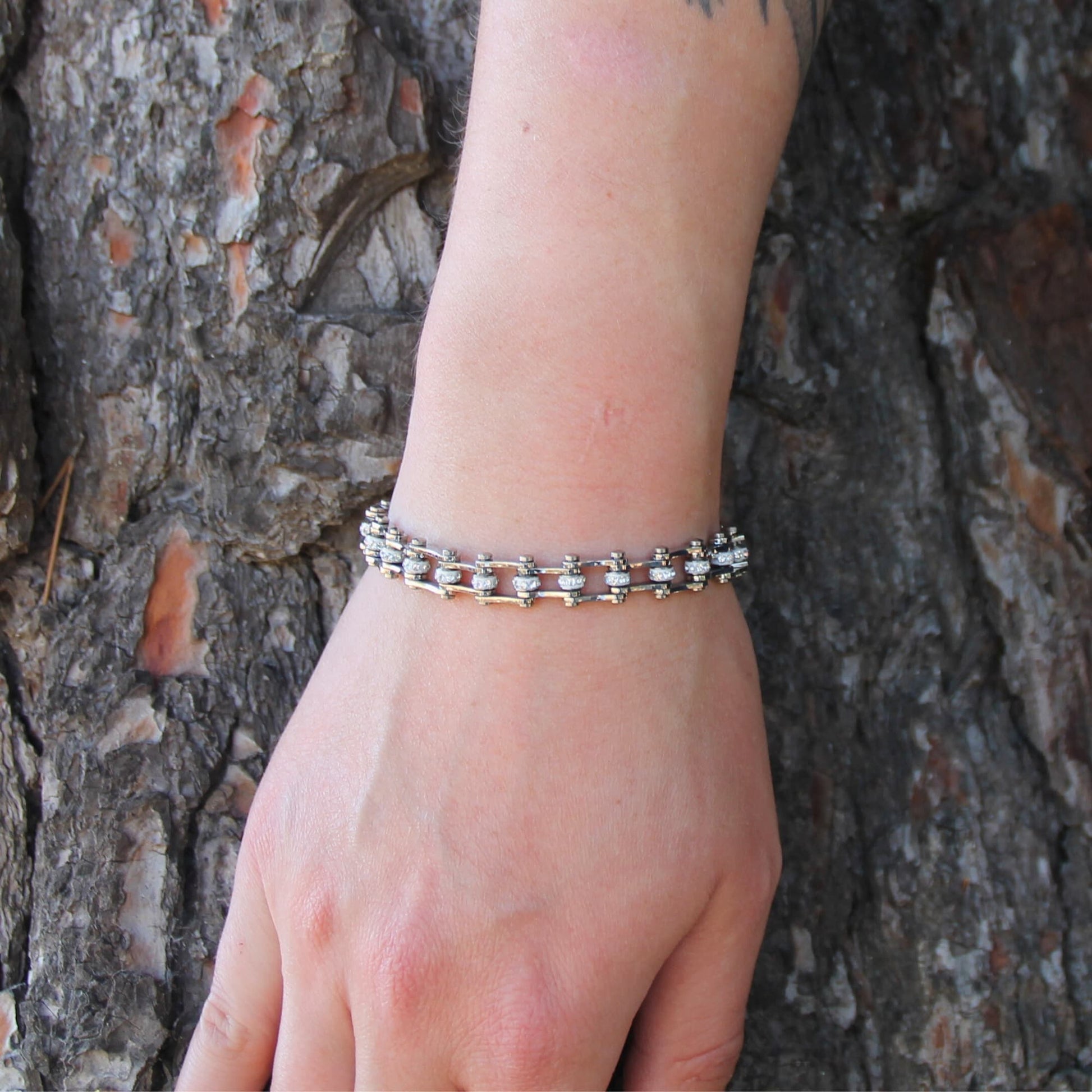 Bracelet femme mini'z représentant une chaine de moto en acier inoxydable couleur acier et zircons. Idéal pour motarde ou passionnée de motos