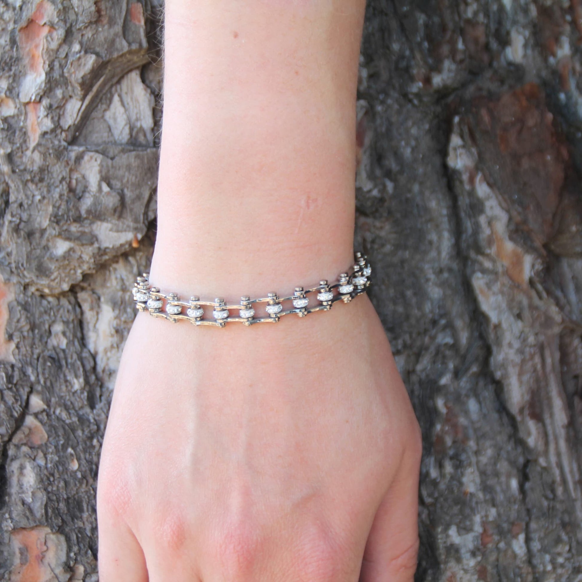 Zoom sur le bracelet femme mini's acier et zircons, en acier inoxydable.