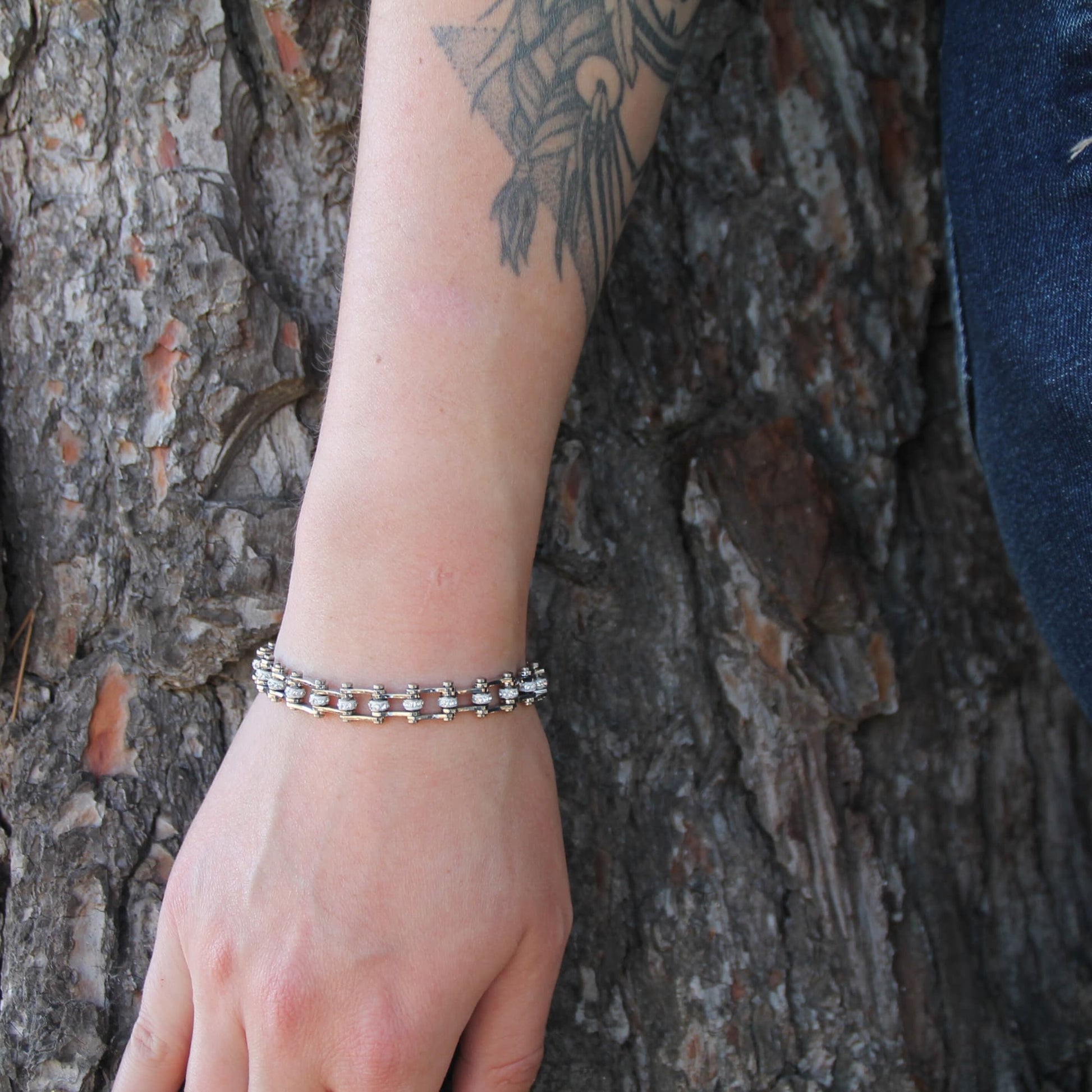 Le bracelet femme mini'z acier et zircons est idéal pour toute fan de moto