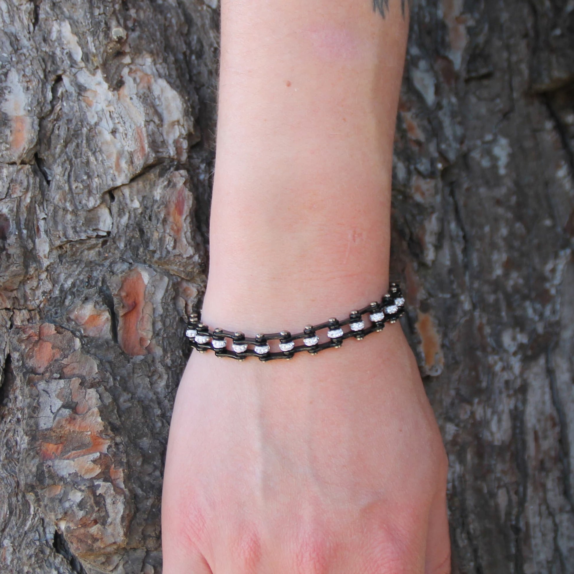 Bracelet femme mini'z noir et zircons, en acier inoxydable. Cadeau idéal pour motarde ou passionnée de moto