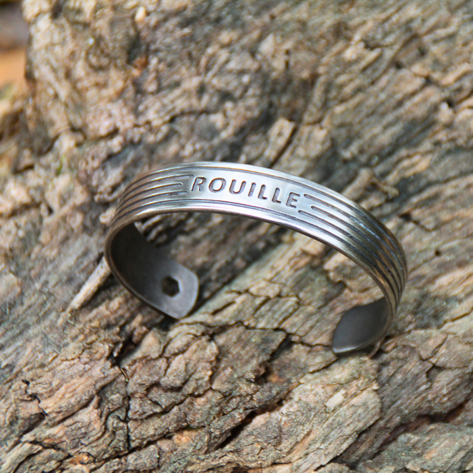 Bracelet jonc Rouille en acier inoxydable argenté – Design minimaliste et fabrication artisanale en Italie.