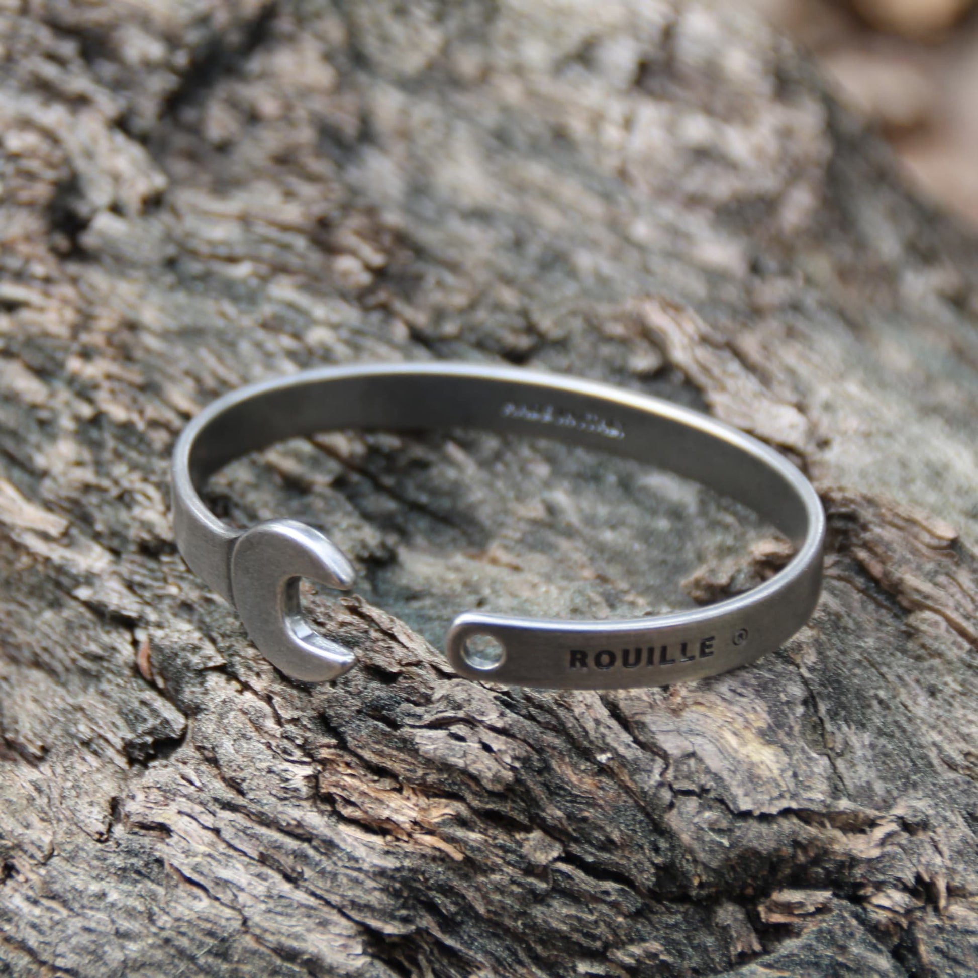 Jonc clé à molette en acier inoxydable finition argent vieilli, signé Rouille – Un bijou au charme industriel et intemporel.