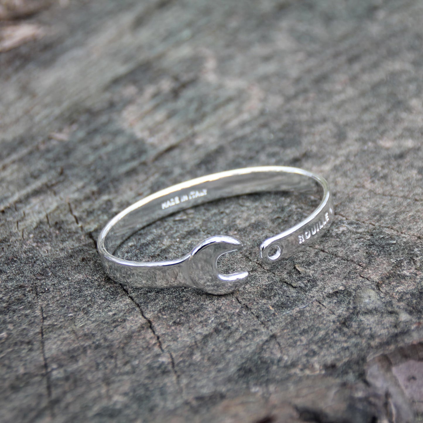 Bracelet jonc clé à molette en acier inoxydable argenté brillant de la marque Rouille, fabriqué en Italie – Design élégant et intemporel.