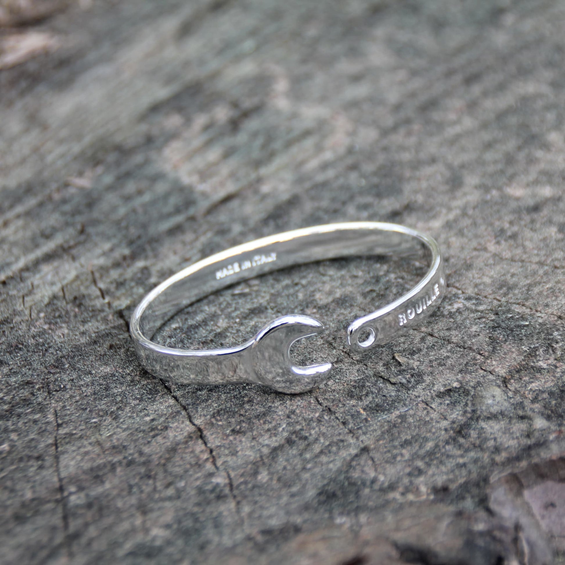 Bracelet jonc clé à molette en acier inoxydable argenté brillant de la marque Rouille, fabriqué en Italie – Design élégant et intemporel.