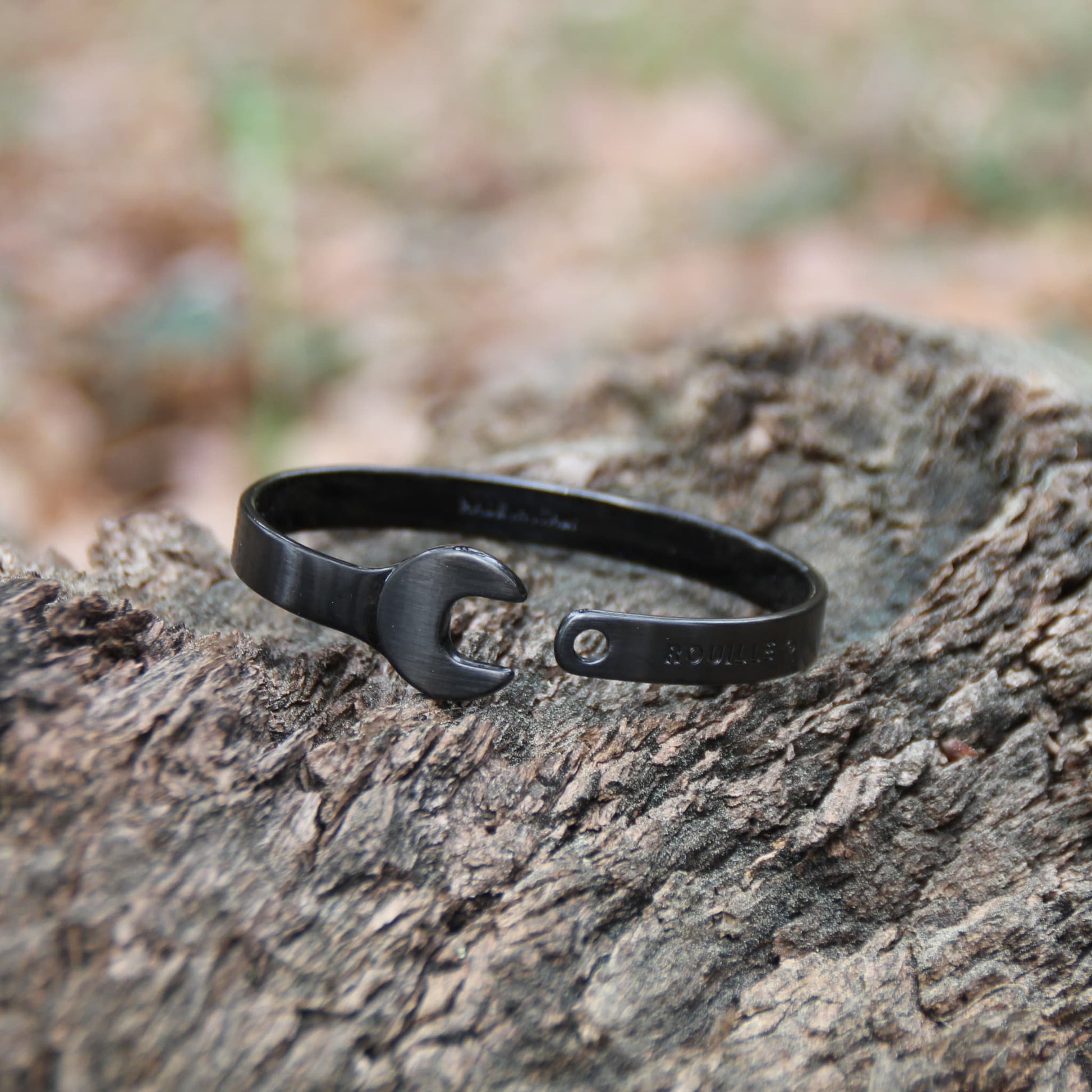 Bracelet jonc clé à molette en acier inoxydable noir de la marque Rouille, fabriqué en Italie – Un bijou sobre et élégant.