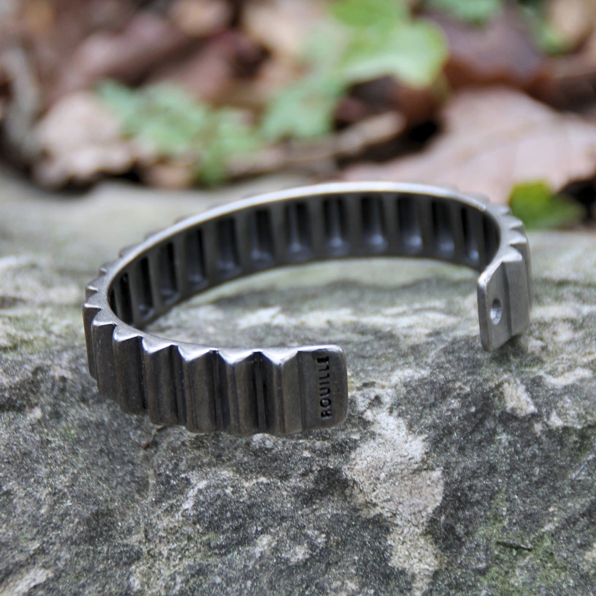 Bracelet jonc 'Gear' en acier inoxydable de la marque Rouille, fabriqué en Italie – Design inspiré d'un engrenage mécanique.