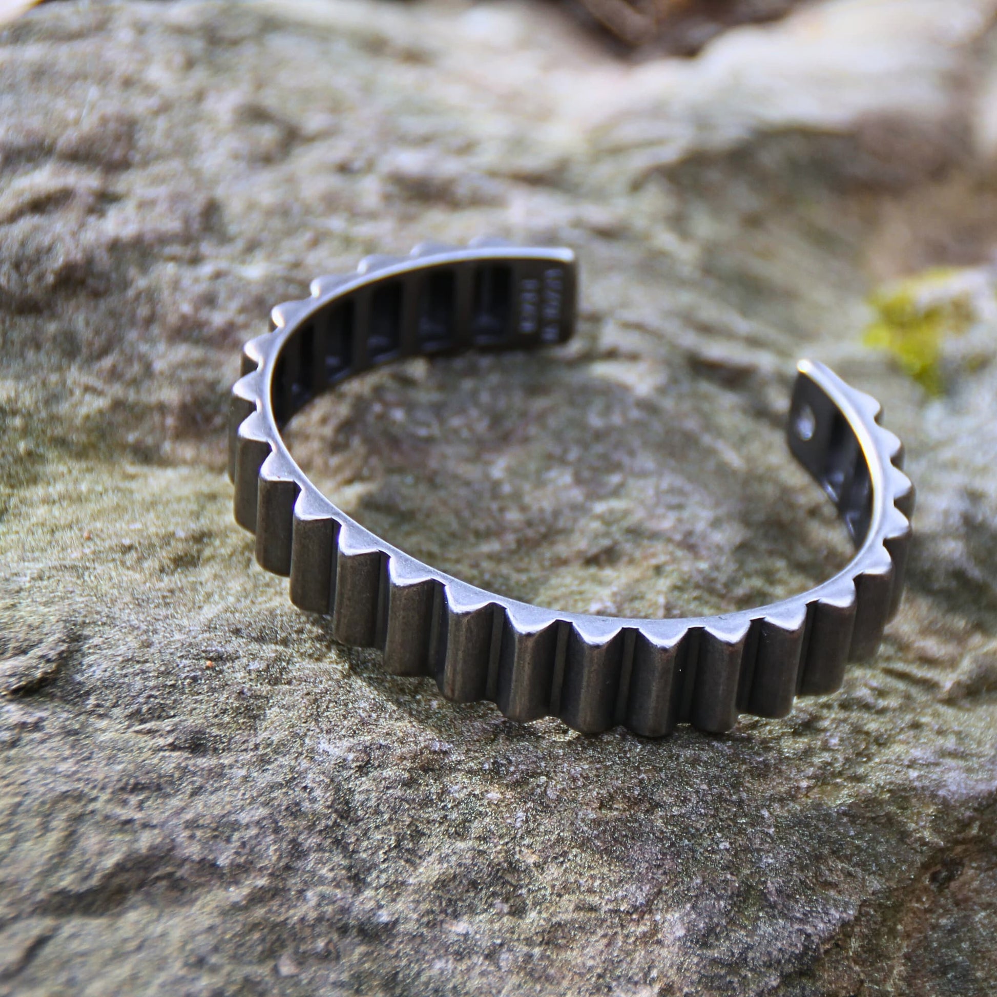 Jonc 'Gear' en acier inoxydable Rouille – Un bracelet inspiré des engrenages, alliant élégance et passion pour la mécanique.