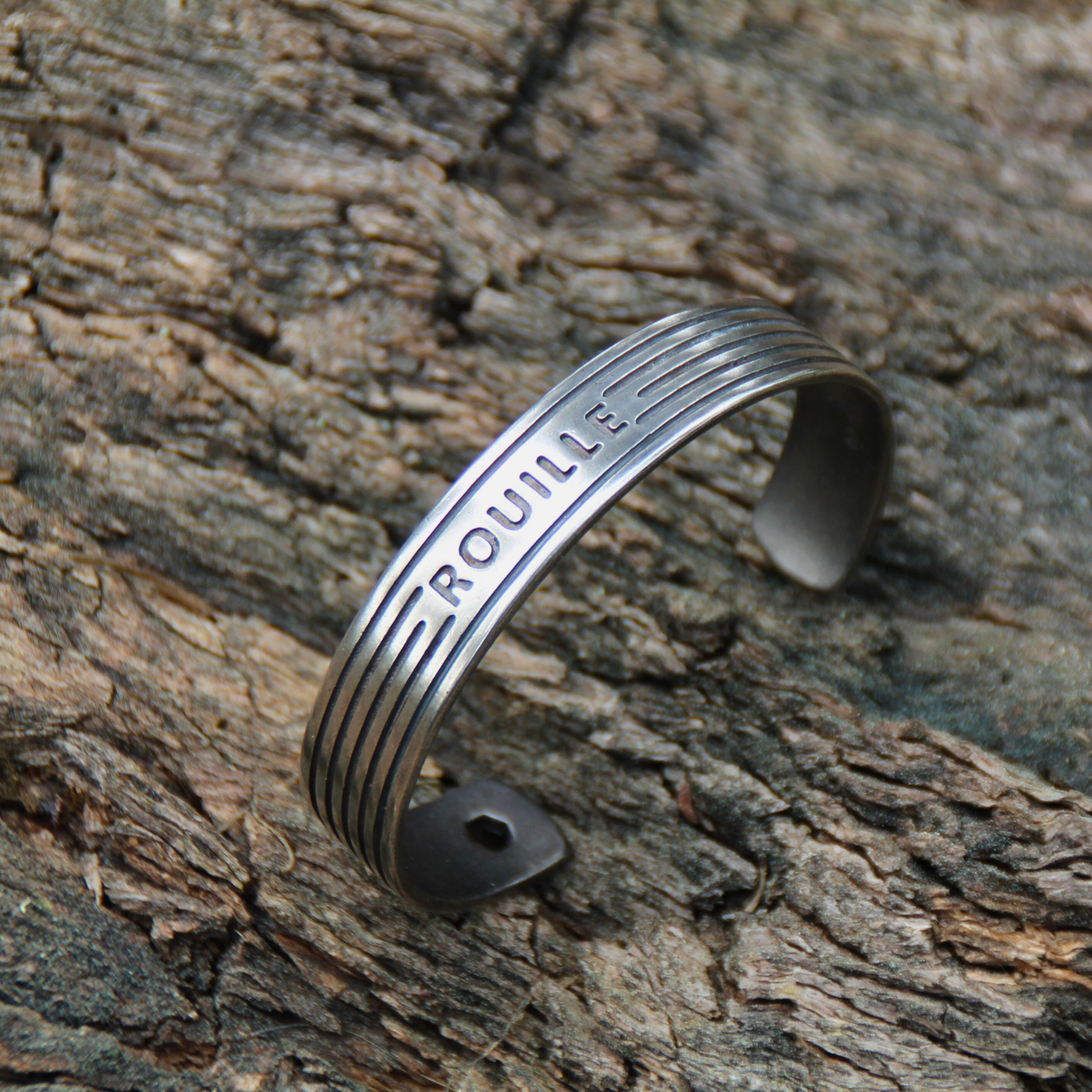 Jonc en acier inoxydable argenté de la marque Rouille, fabriqué en Italie – Un bijou moderne et raffiné pour tous les styles.