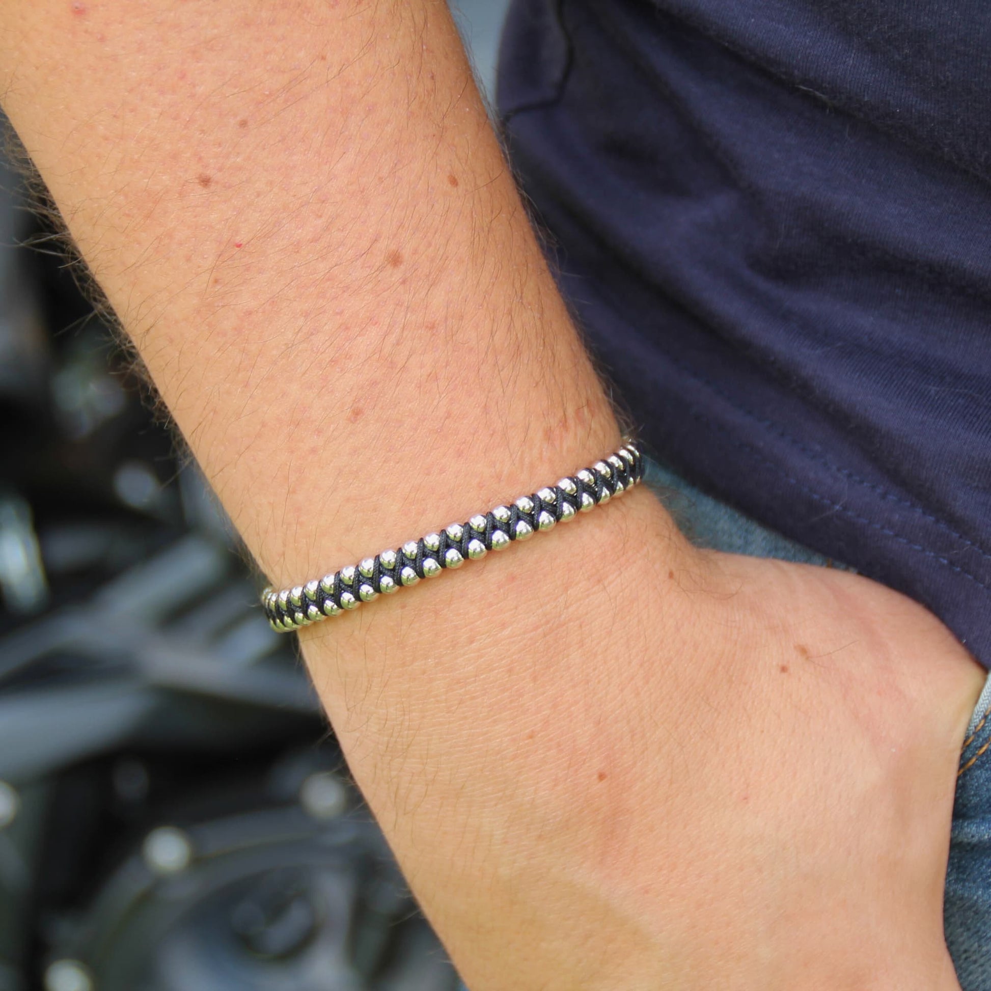 Bracelet double roulement à billes argenté.