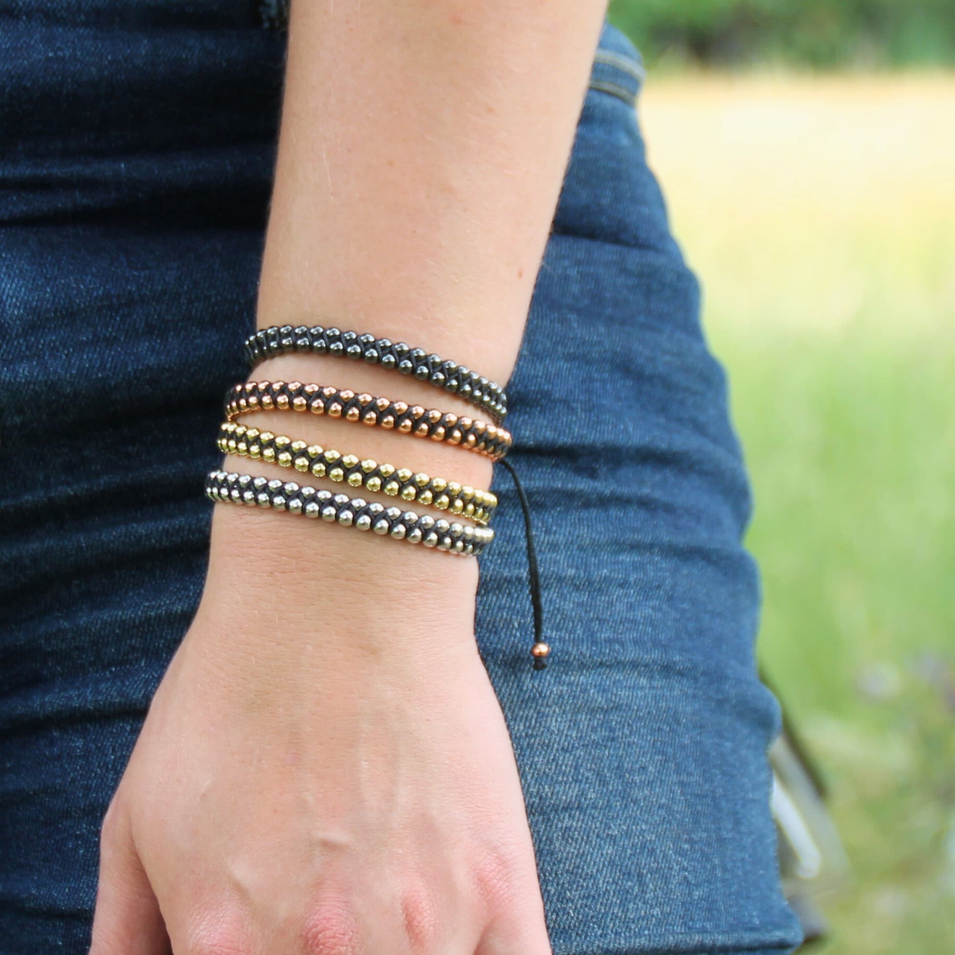 Bracelets ajustables double roulement à billes. Quatre couleurs au choix : noir, doré, rose gold, argent.