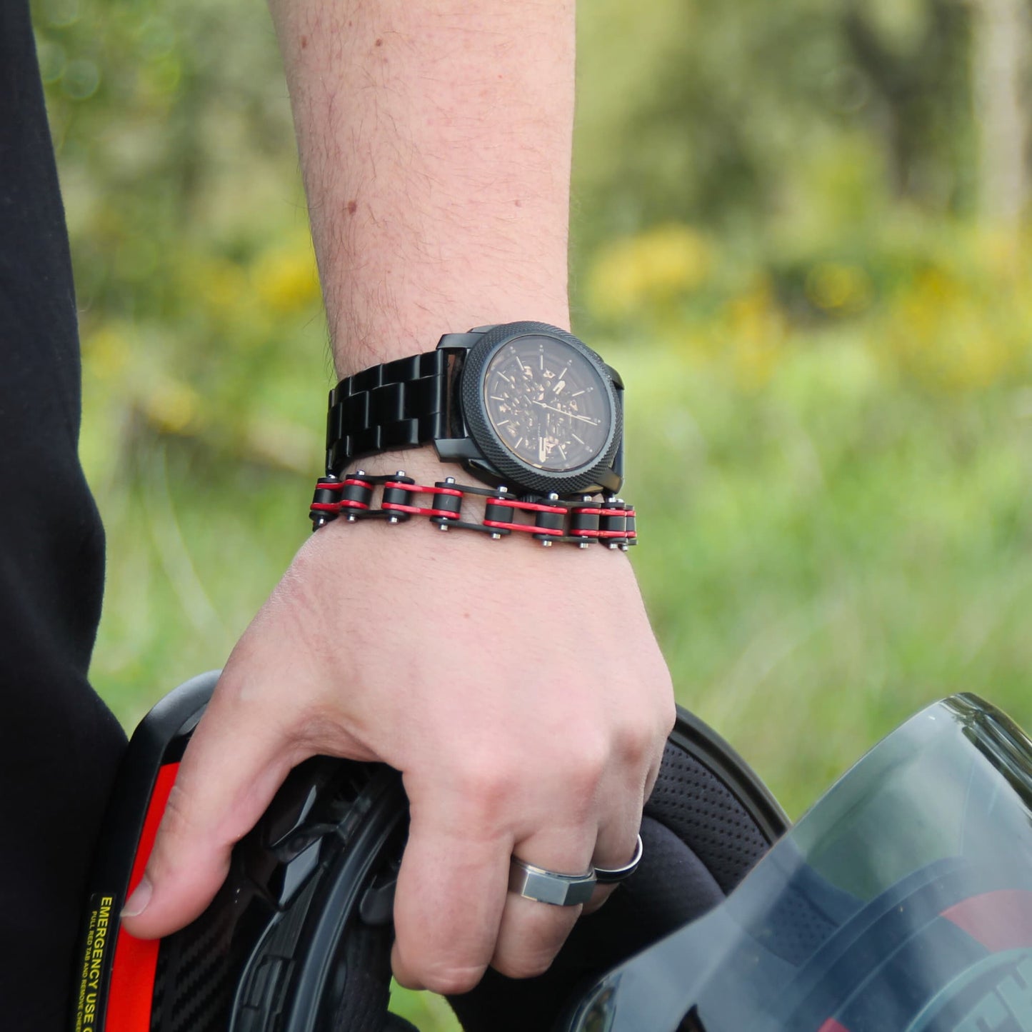 Bracelet chaîne moto rouge mat parfait pour un usage quotidien