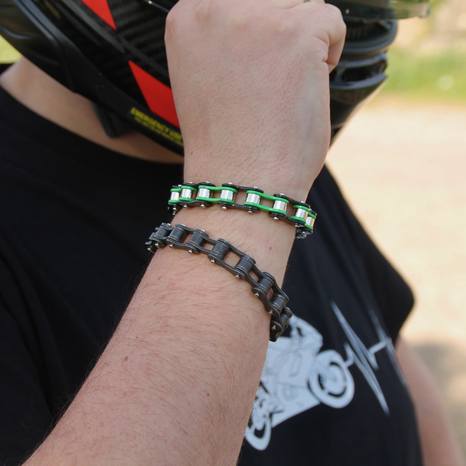 Bracelets chaine de moto en acier inoxydable portés par un motard.