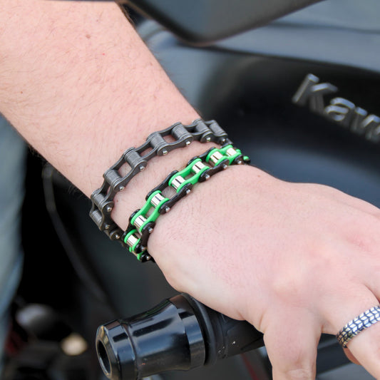 Bracelets chaine de moto en acier inoxydable. Le mix du vert & noir et du modèle acier sont un combo parfait !