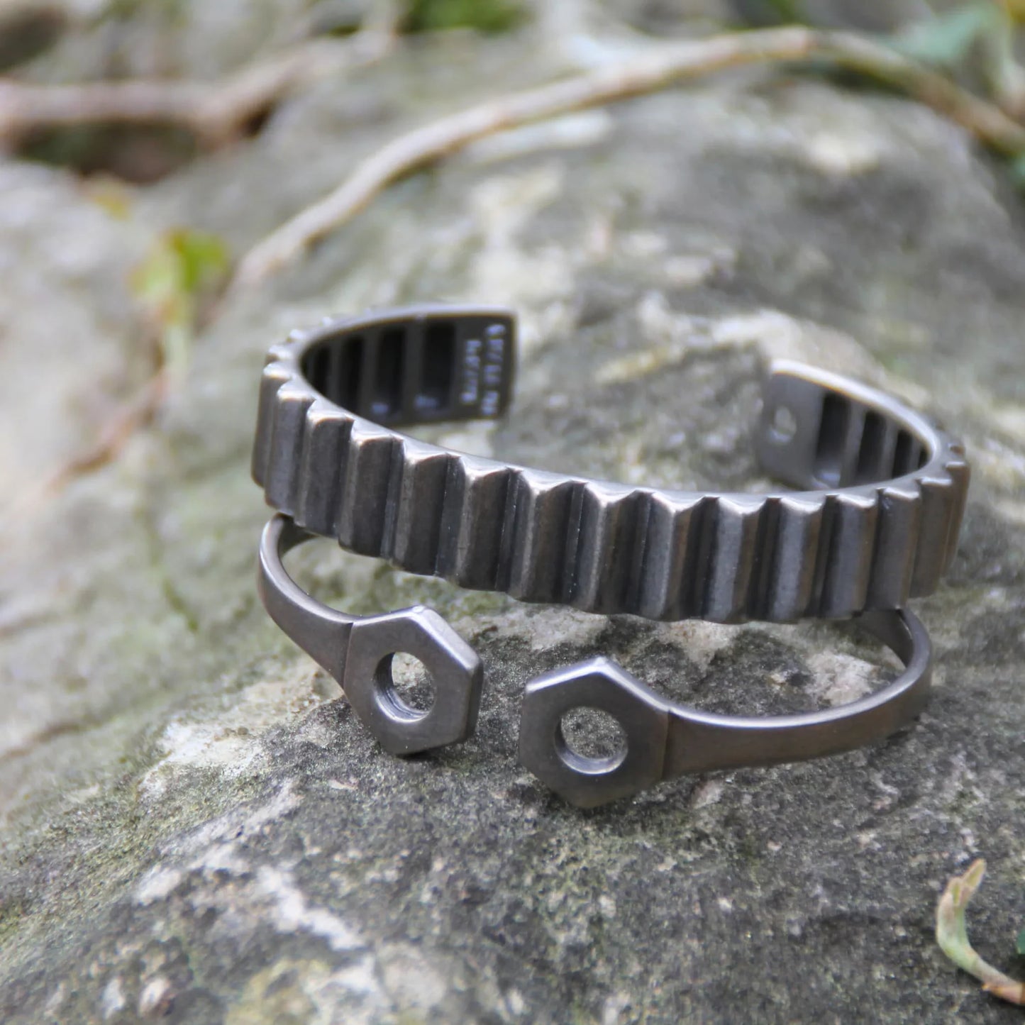 Bracelets joncs Rouille en acier inoxydable argenté, design écrou et engrenage – Bijoux au style industriel et mécanique.