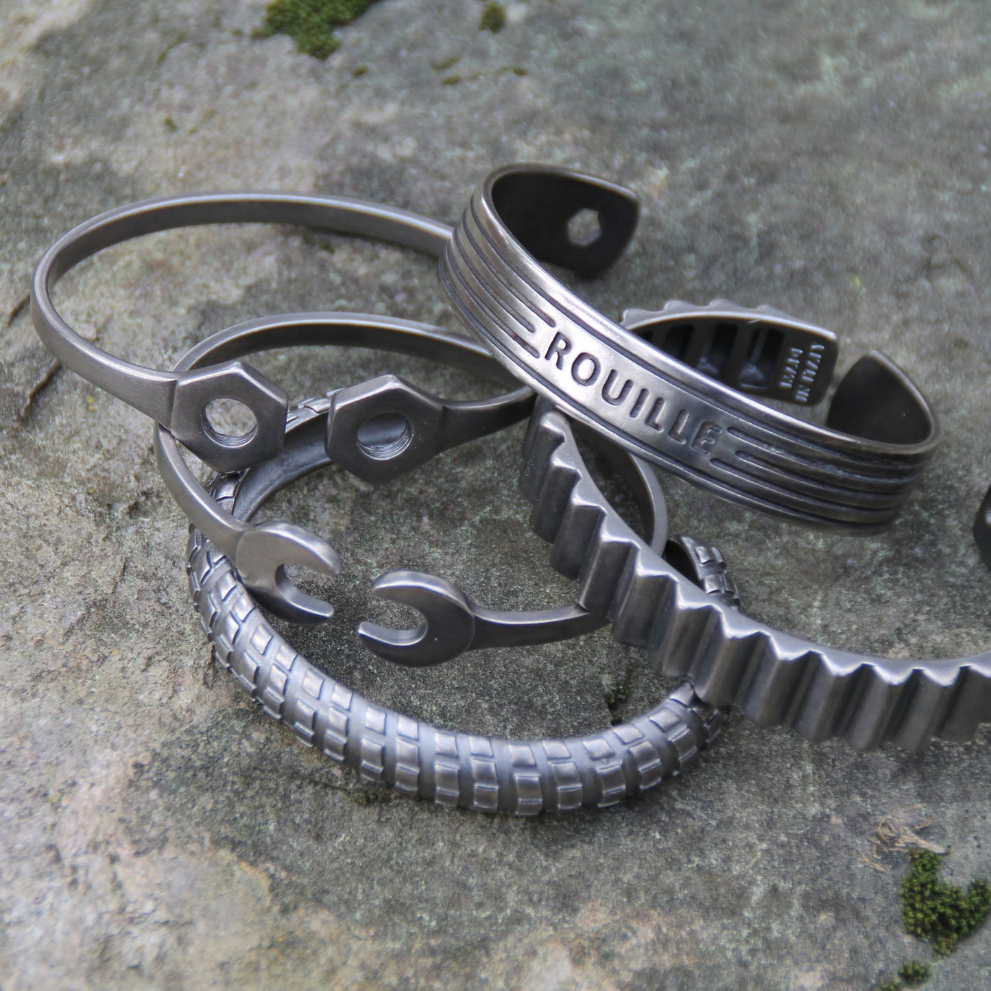 Collection de 5 bracelets joncs en acier inoxydable argenté de la marque Rouille – Designs inspirés par des écrous, engrenages et moteurs.