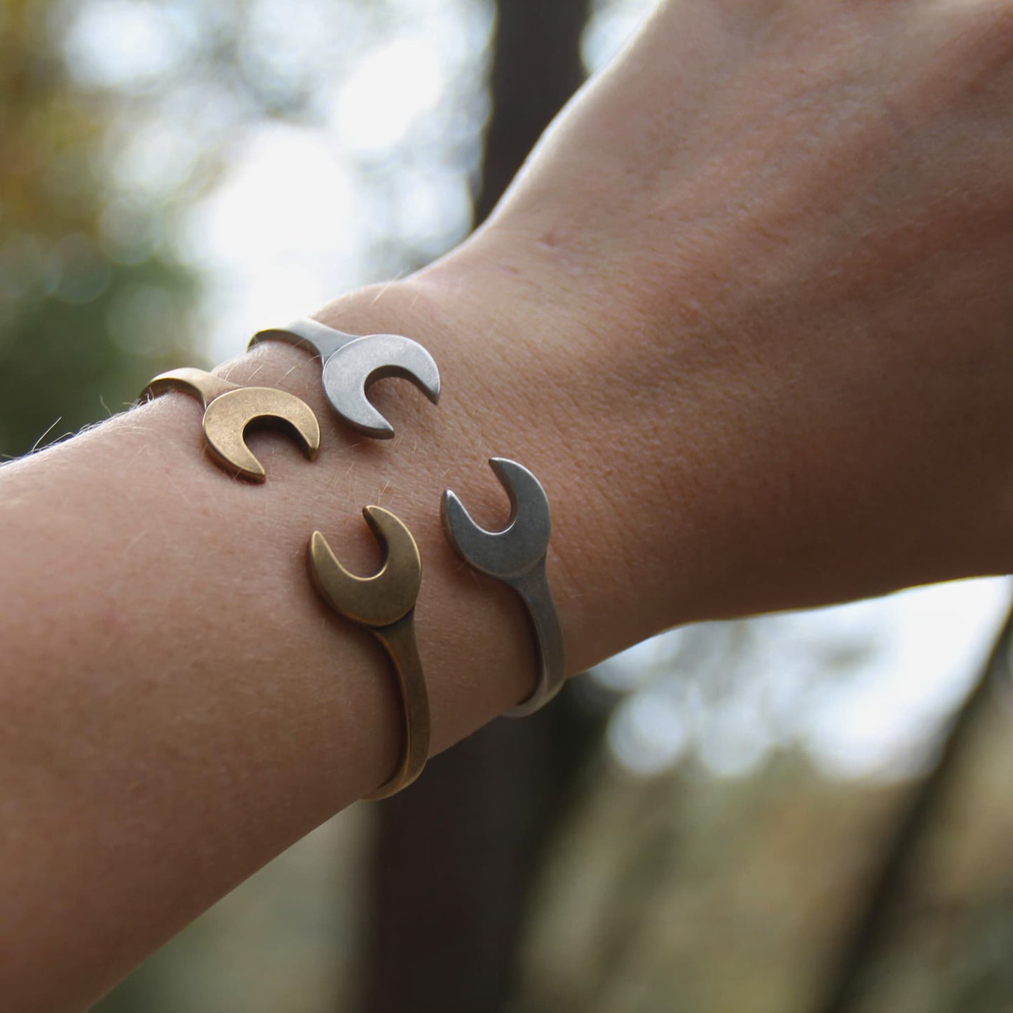 Duo de bracelets joncs en acier inox en forme de clé plate double.