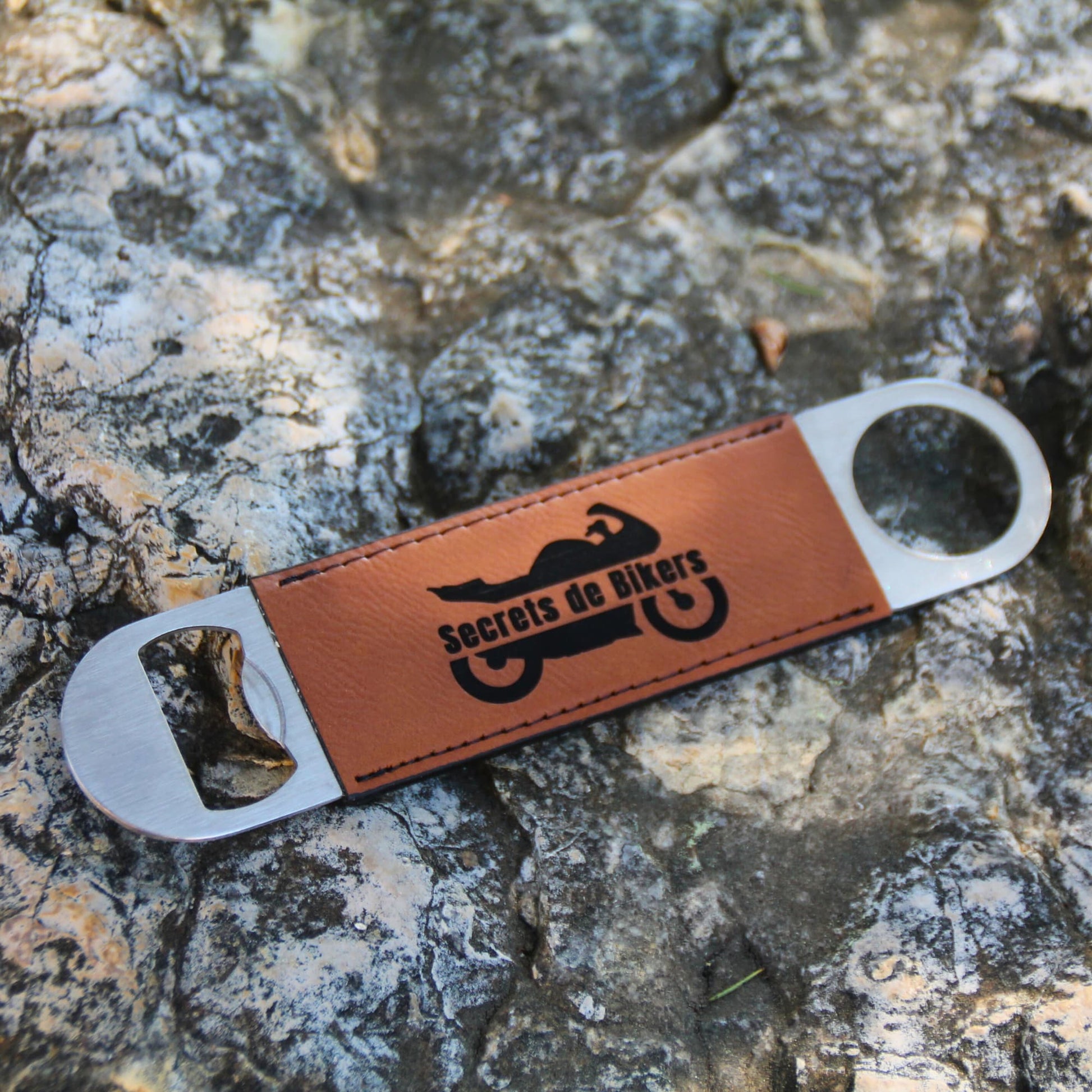 Ouvre-bouteille artisanal en cuir marron et acier inoxydable, vu en entier. Personnalisable selon votre souhait.