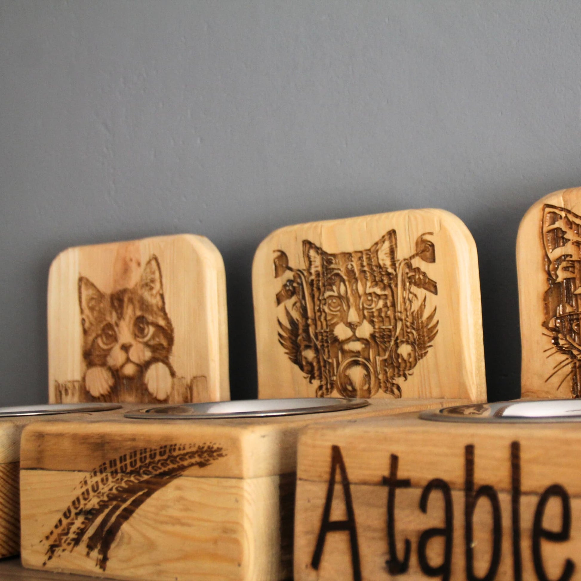 Cat's bar en bois recyclé avec gamelle incluse, gravés de chats motards