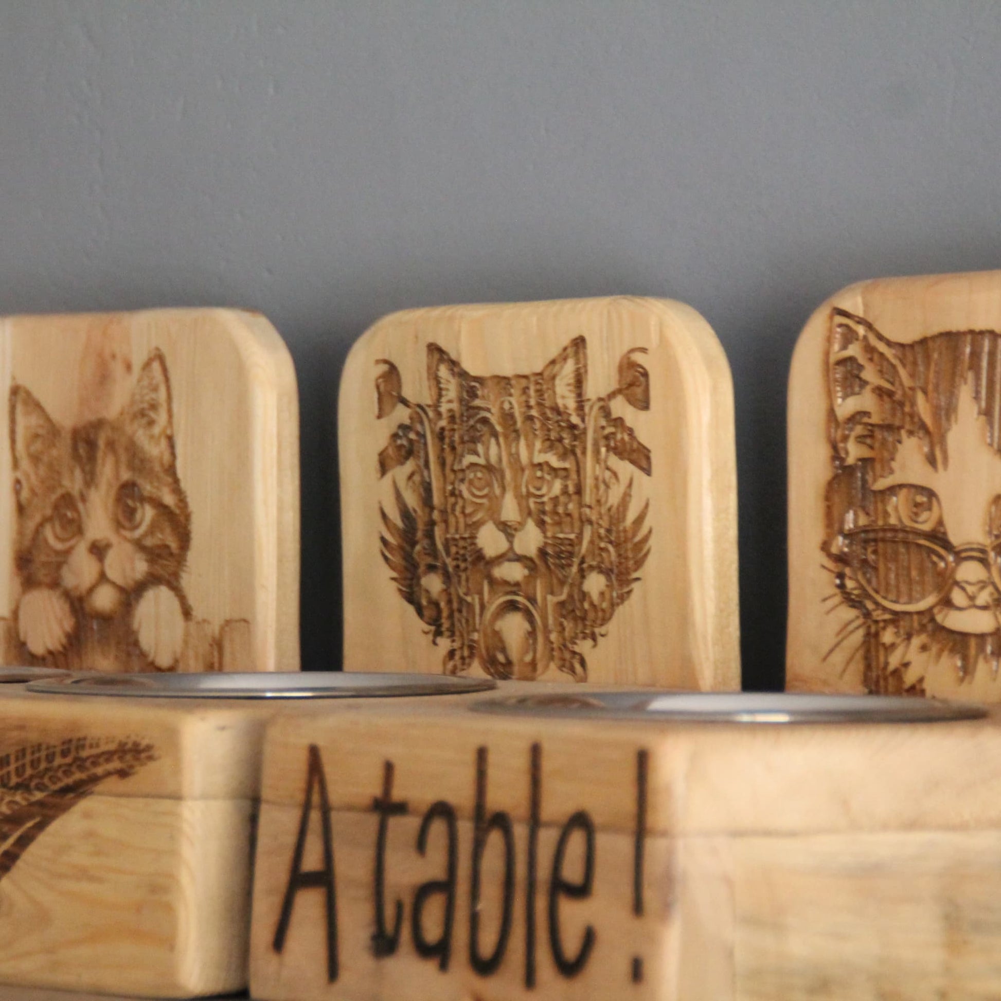 Cat's bar en bois recyclé avec gamelle incluse, gravés de chats bikers