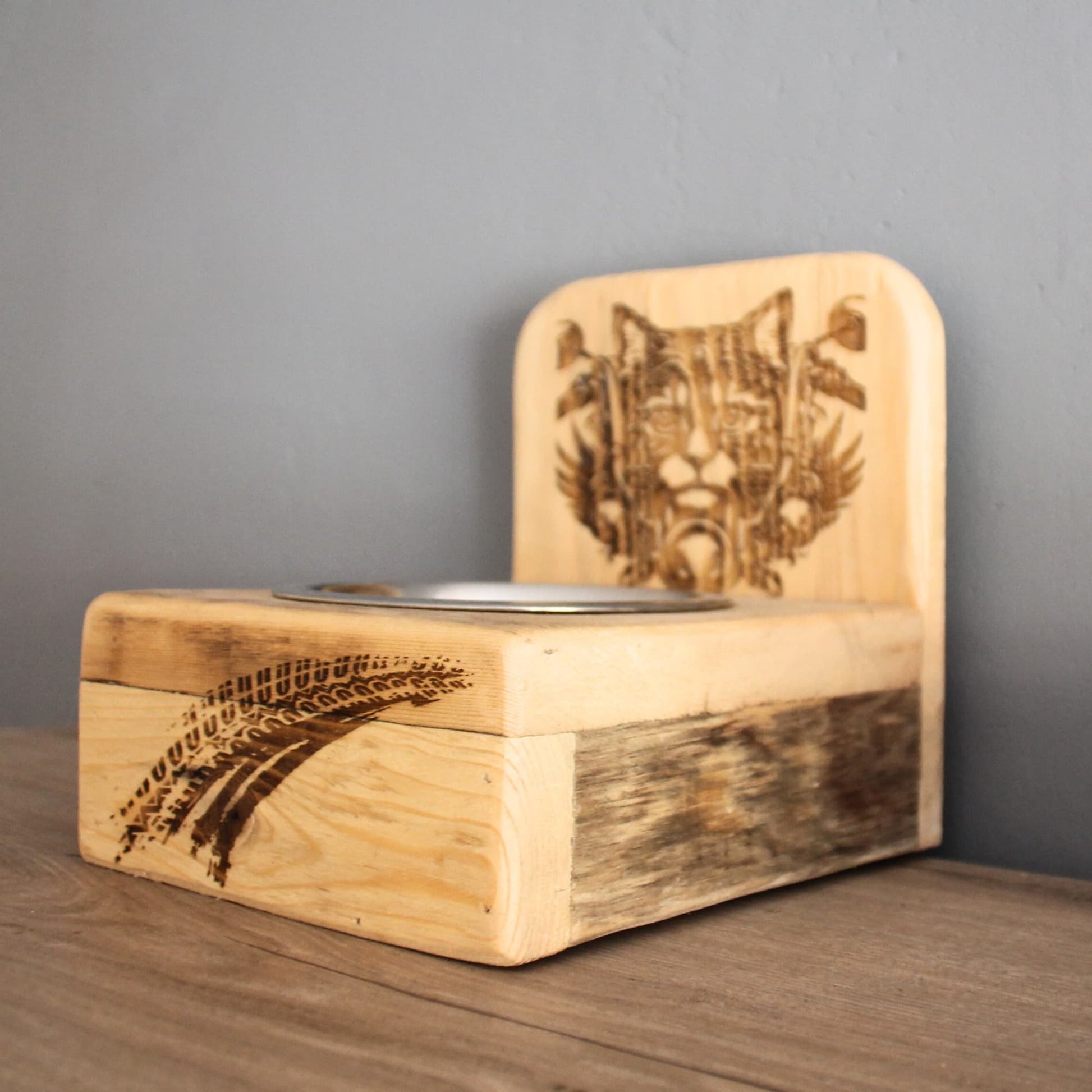 Cat's bar en bois recyclé avec gamelle incluse, gravé chat motard