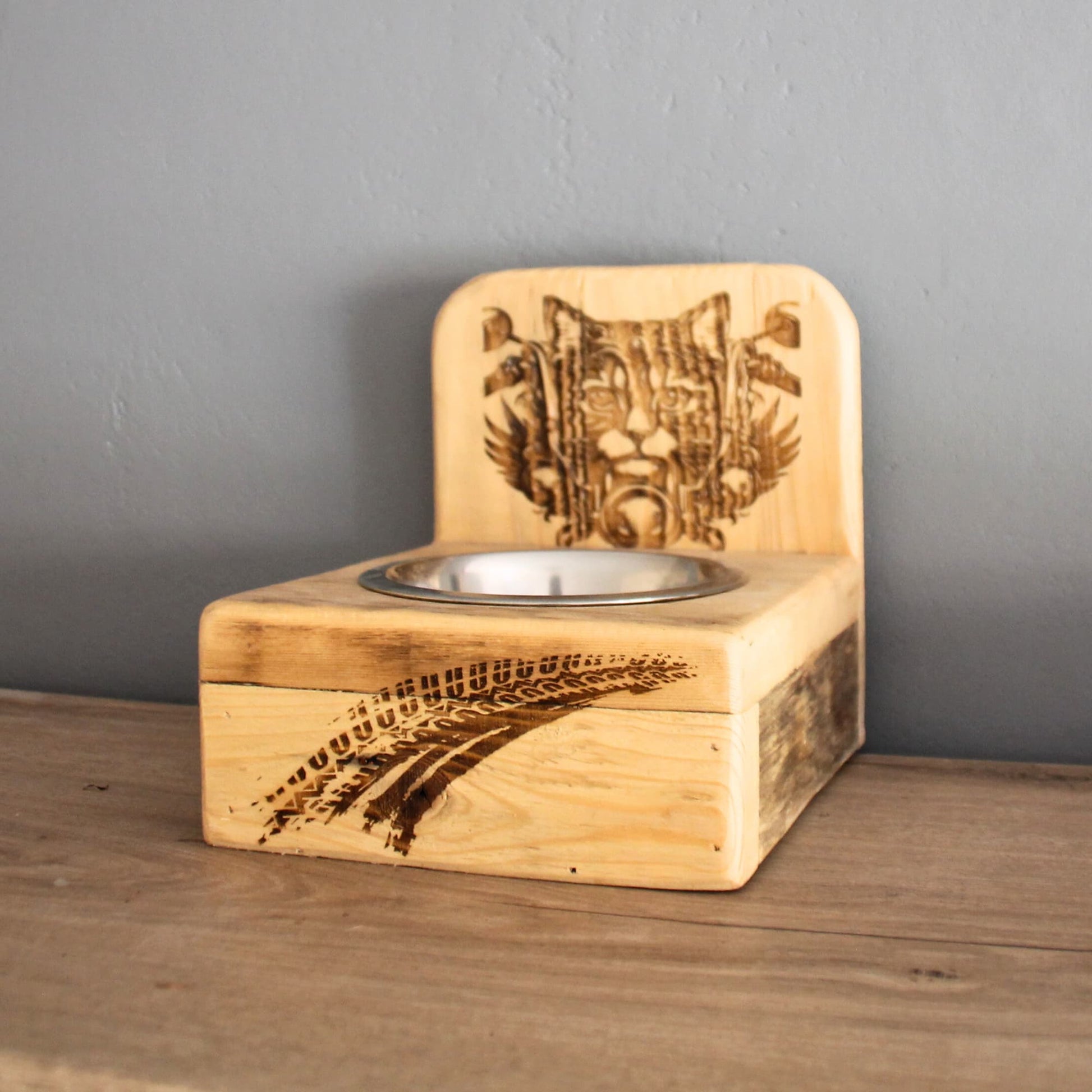 Cat's bar en bois recyclé avec gamelle incluse, gravé