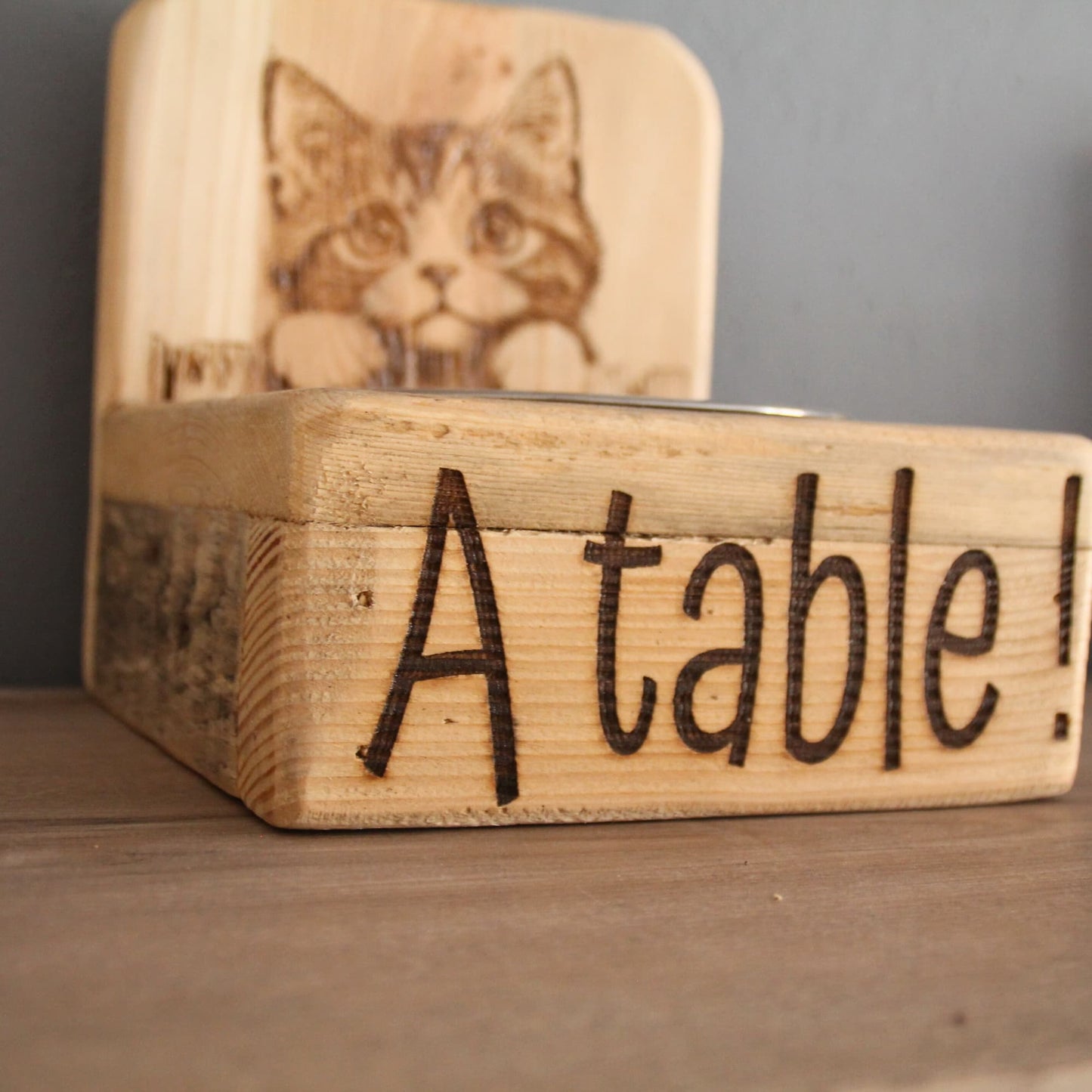 Cat's bar en bois recyclé gravé A Table
