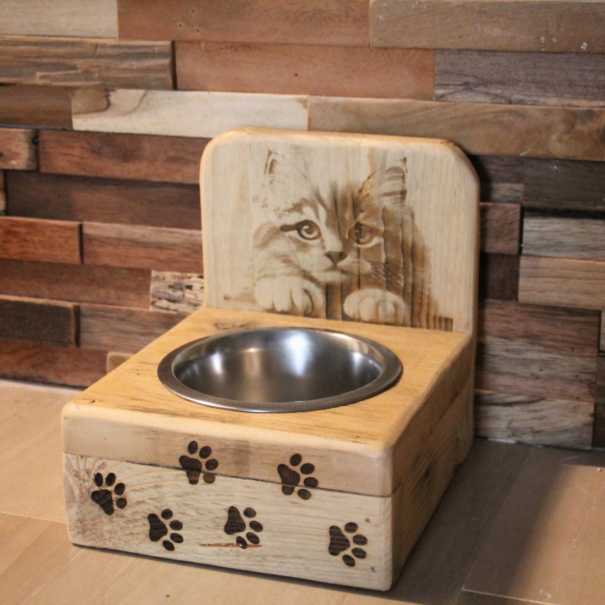 Bar à chat en bois recyclé fait à la main. Gamelle inox incluse. Gravure chat à poils longs et pattes de chat