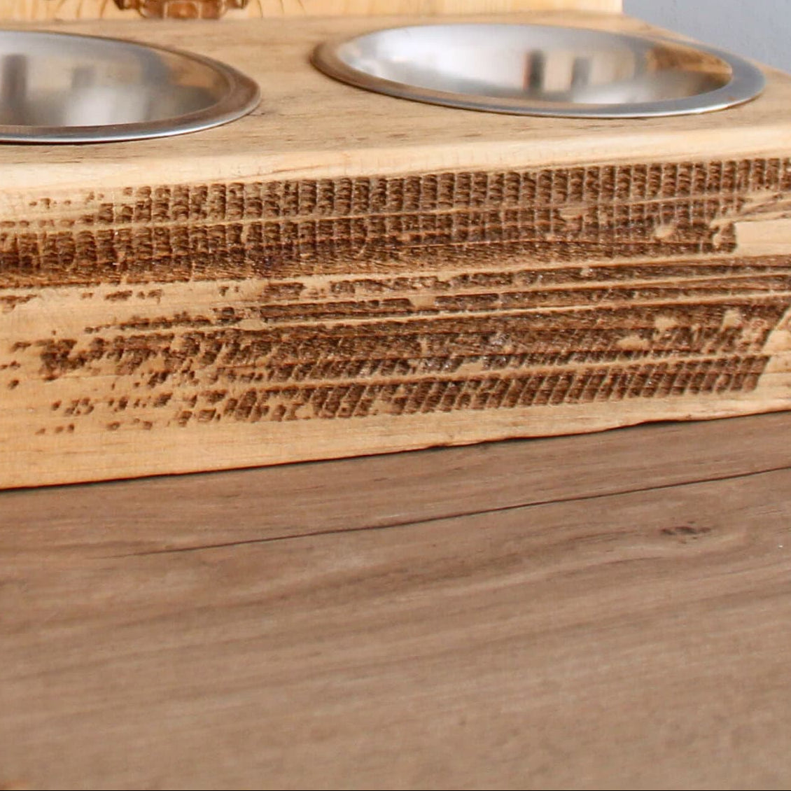 Cat's bar deux gamelles inox en bois recyclé. Gravure chat motard et traces de pneu.