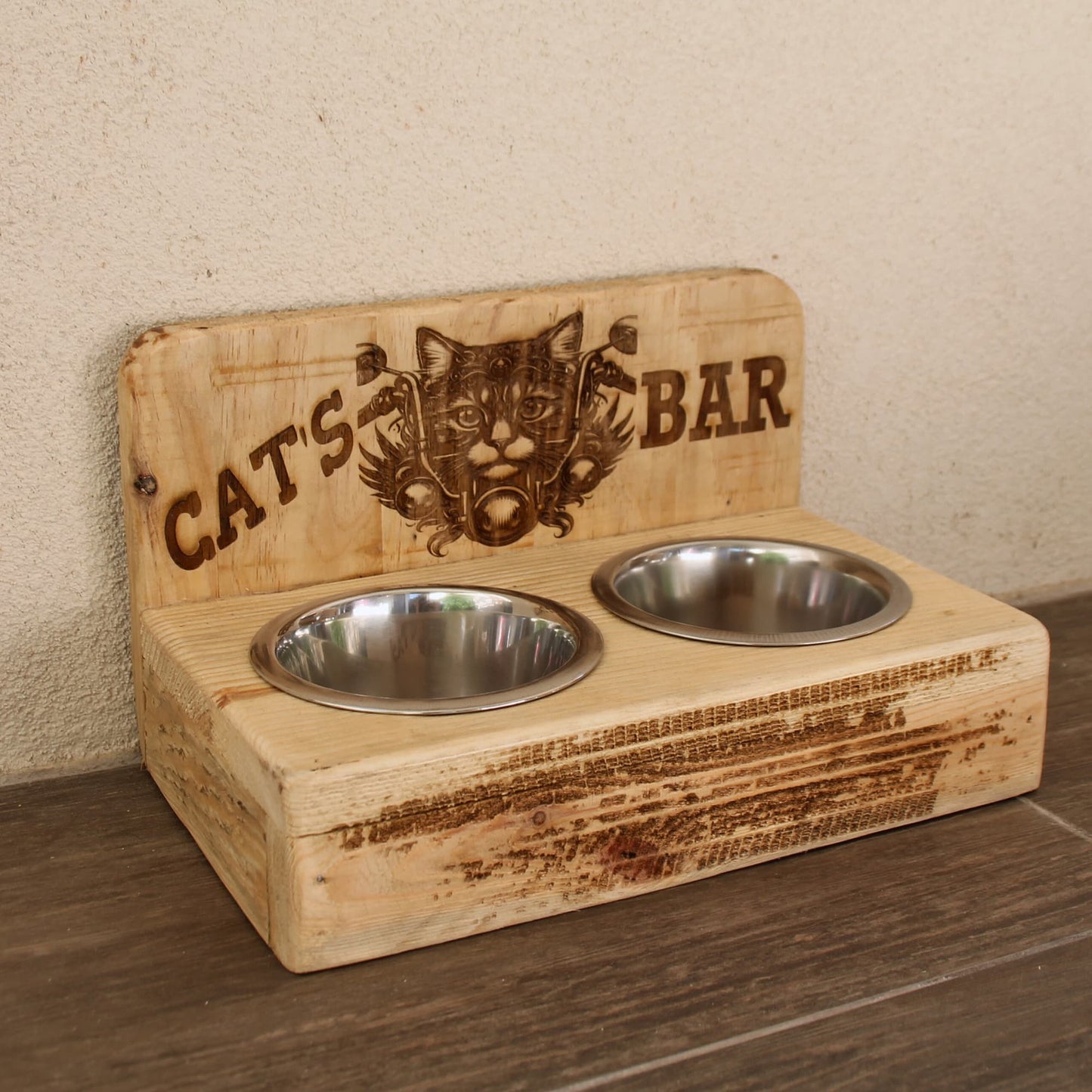 Cat's bar double gamelles inox en bois recyclé et gravé d'un chat motard au guidon de sa moto. Piece unique