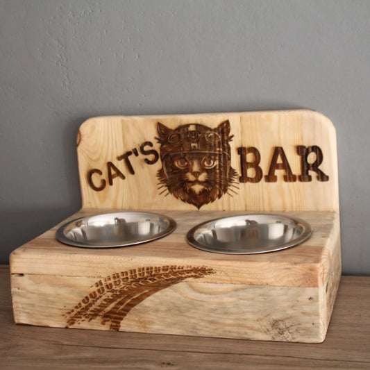 Cat's bar double gamelles en bois recyclé. Gravure chat motard avec casque.