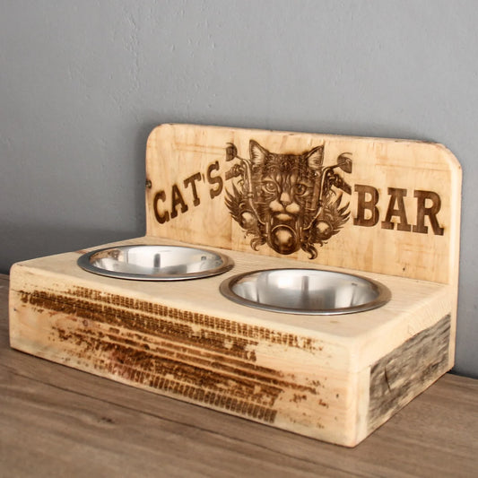 Cat's bar double gamelles inox en bois recyclé et gravé d'un chat motard au guidon de sa moto.